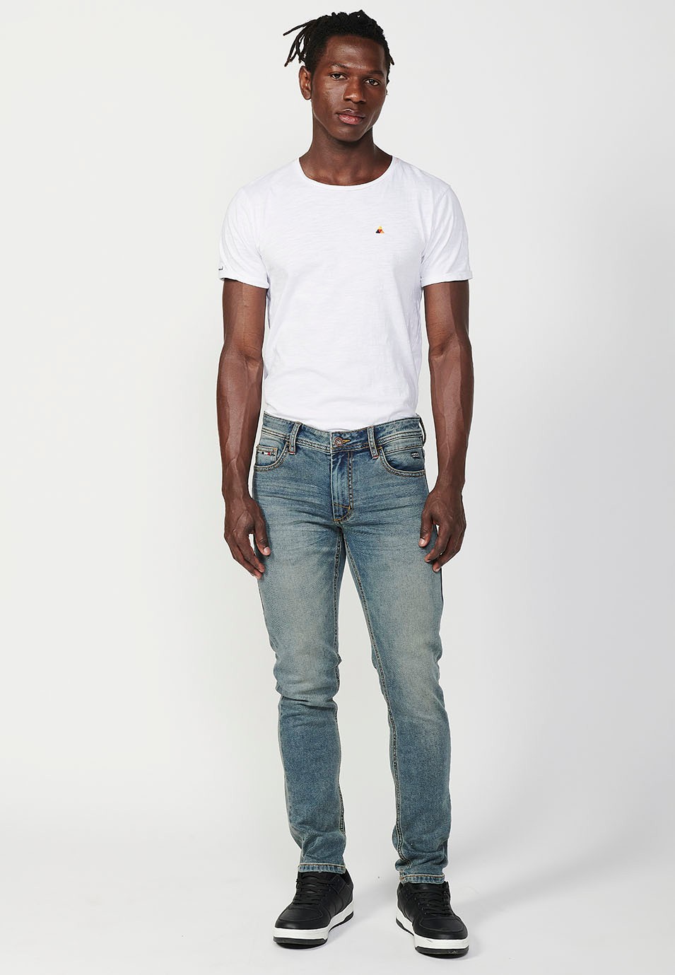 Pantalon long coupe slim avec cinq poches, une poche avec fermeture sur le devant avec fermeture éclair et bouton en Bleu pour Homme