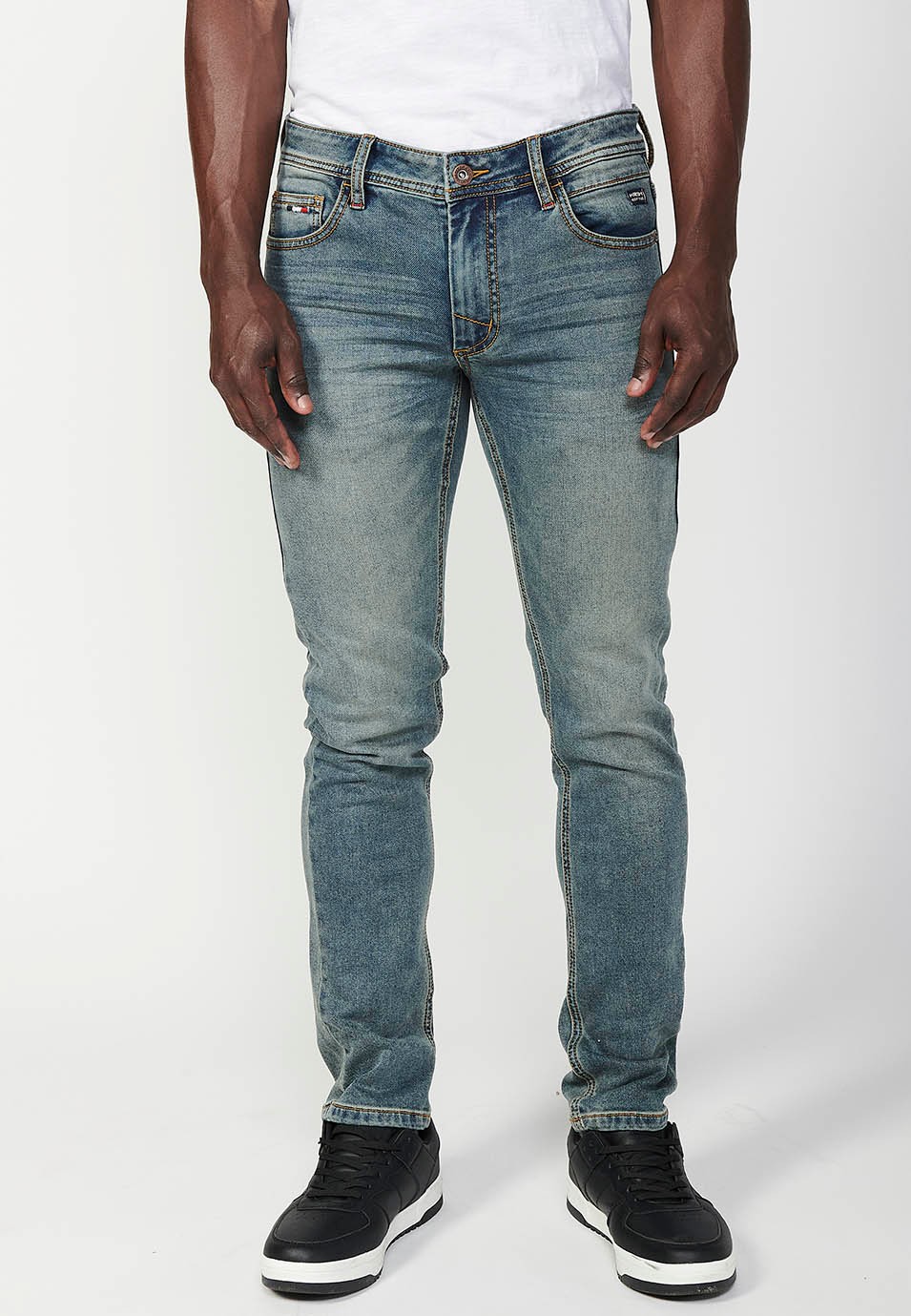 Pantalon long coupe slim avec cinq poches, une poche avec fermeture sur le devant avec fermeture éclair et bouton en Bleu pour Homme