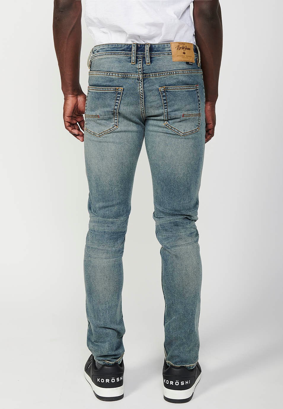 Pantalon long coupe slim avec cinq poches, une poche avec fermeture sur le devant avec fermeture éclair et bouton en Bleu pour Homme