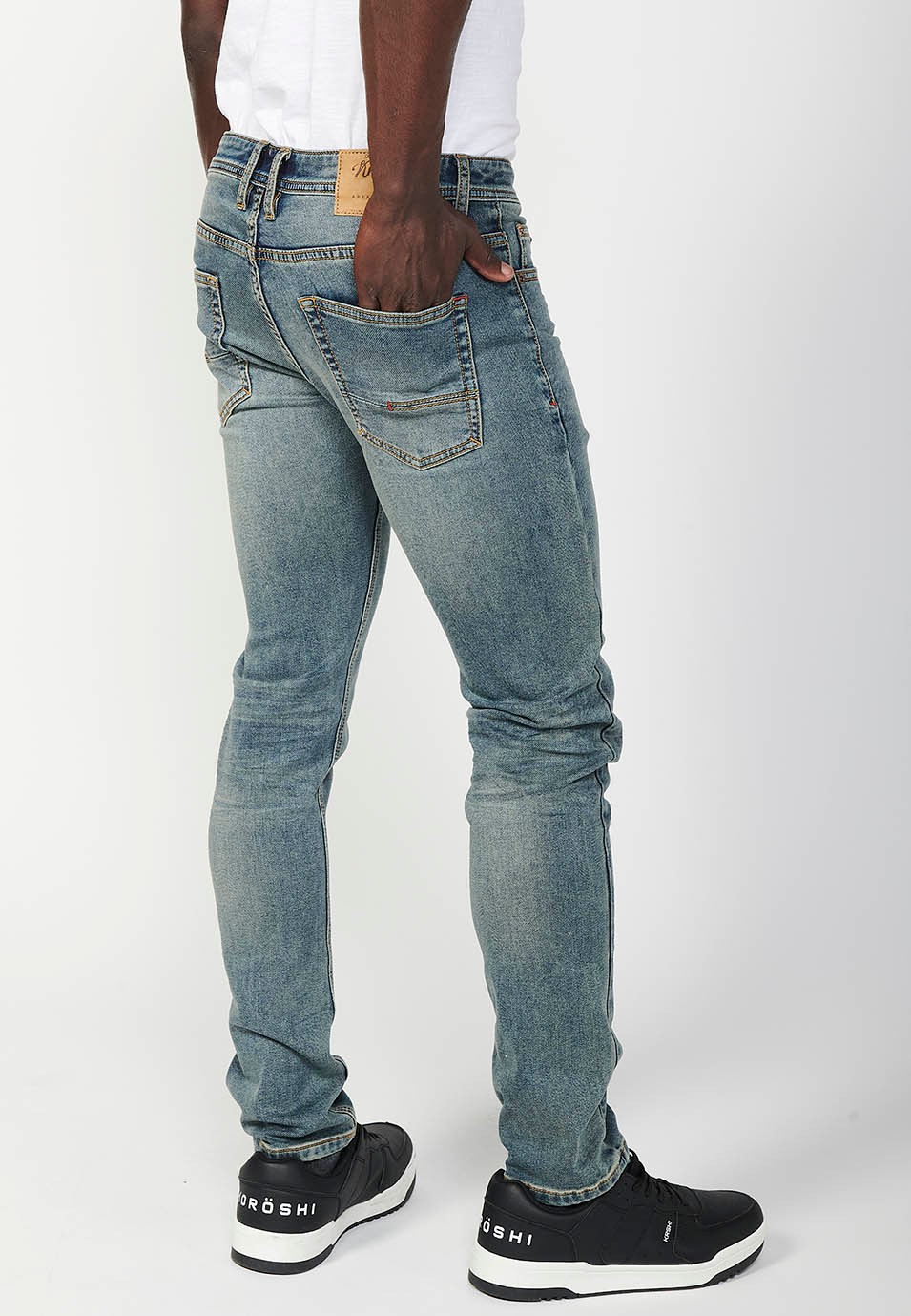 Pantalon long coupe slim avec cinq poches, une poche avec fermeture sur le devant avec fermeture éclair et bouton en Bleu pour Homme