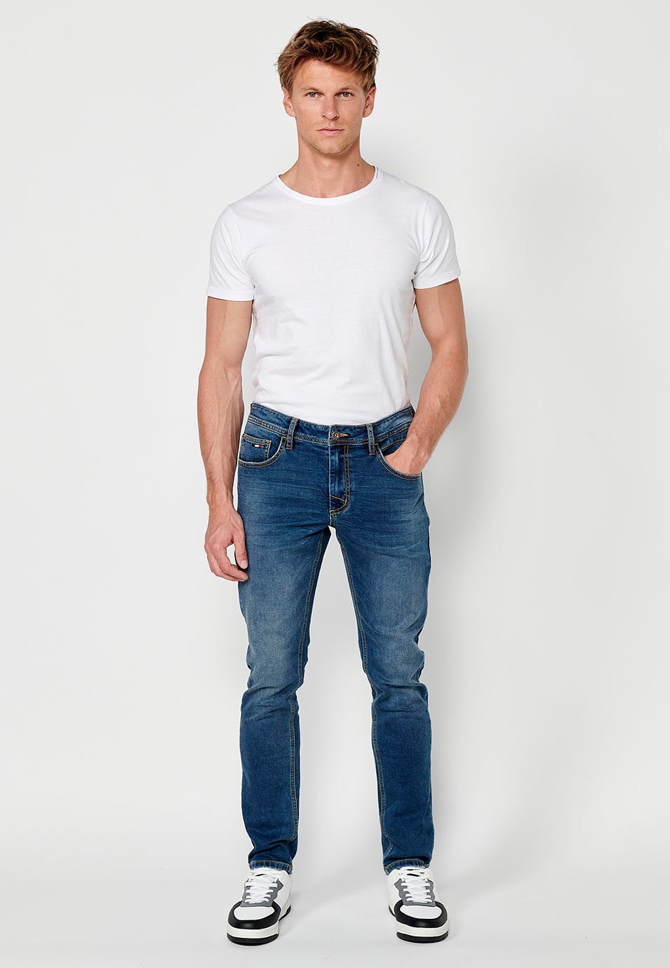 Pantalon long coupe slim avec fermeture éclair sur le devant et fermeture boutonnée en Bleu pour Homme