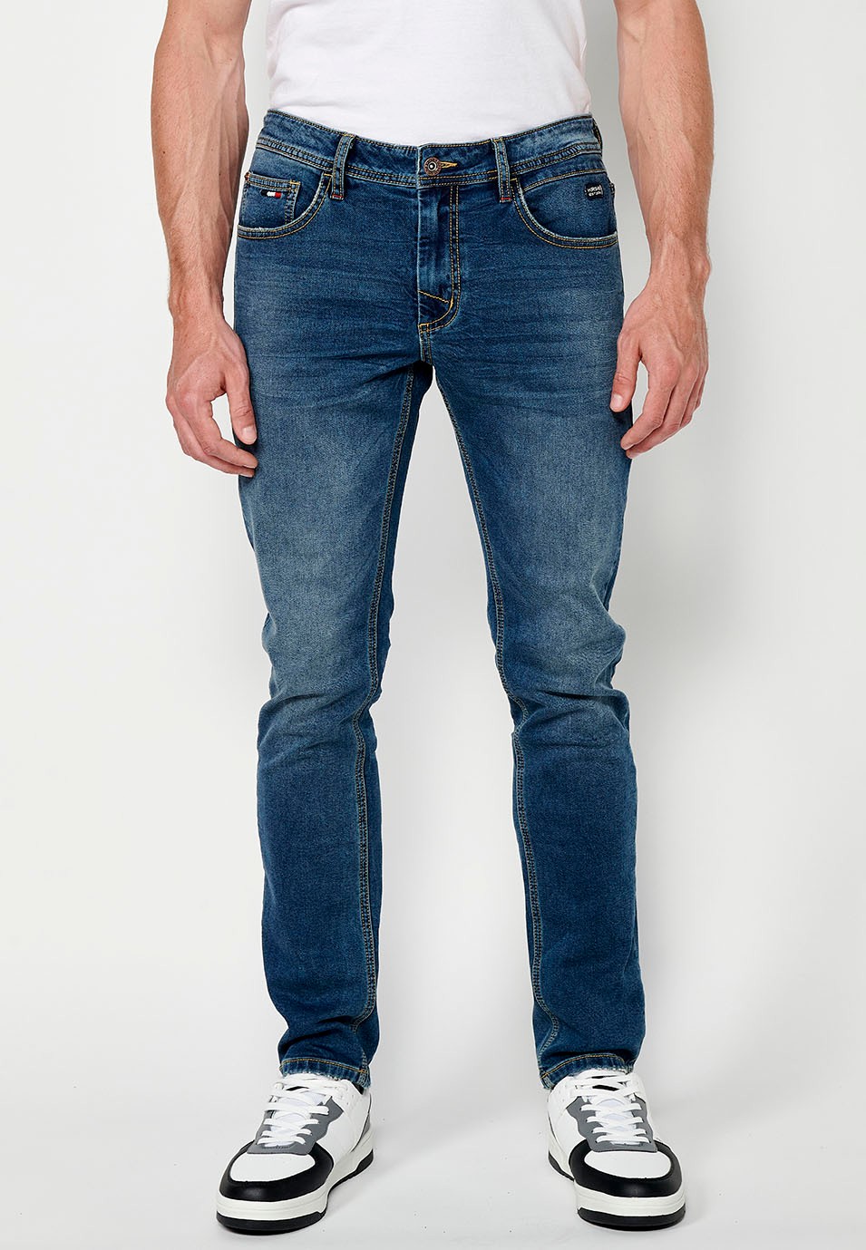 Pantalon long coupe slim avec fermeture éclair sur le devant et fermeture boutonnée en Bleu pour Homme