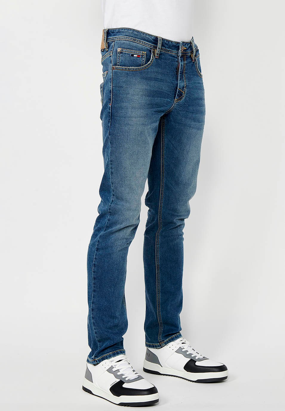 Pantalon long coupe slim avec fermeture éclair sur le devant et fermeture boutonnée en Bleu pour Homme