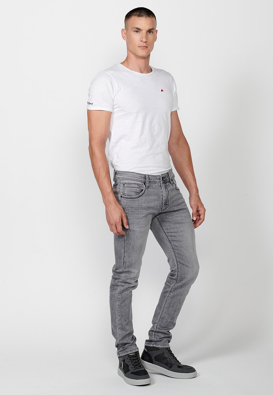 Pantalon long coupe slim avec cinq poches, une poche ticket et fermeture sur le devant avec fermeture éclair et bouton en Gris pour Homme