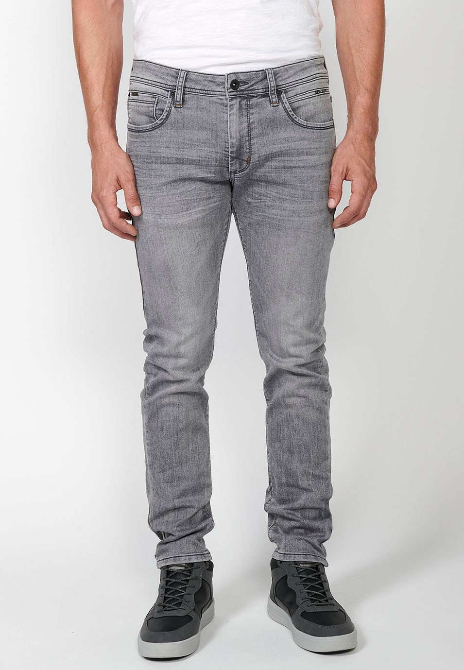 Pantalon long coupe slim avec cinq poches, une poche ticket et fermeture sur le devant avec fermeture éclair et bouton en Gris pour Homme