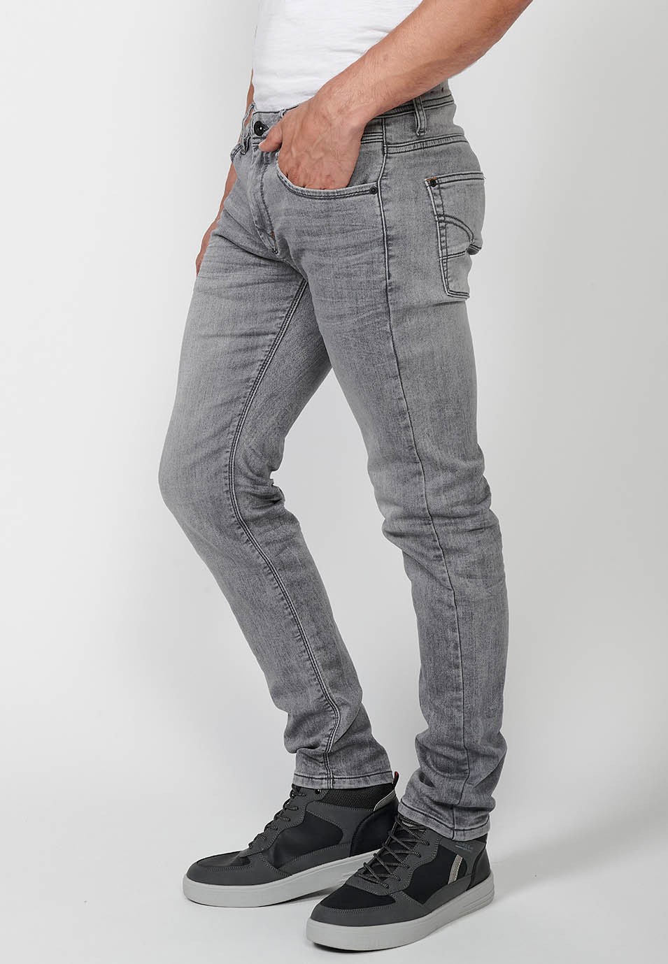 Pantalon long coupe slim avec cinq poches, une poche ticket et fermeture sur le devant avec fermeture éclair et bouton en Gris pour Homme