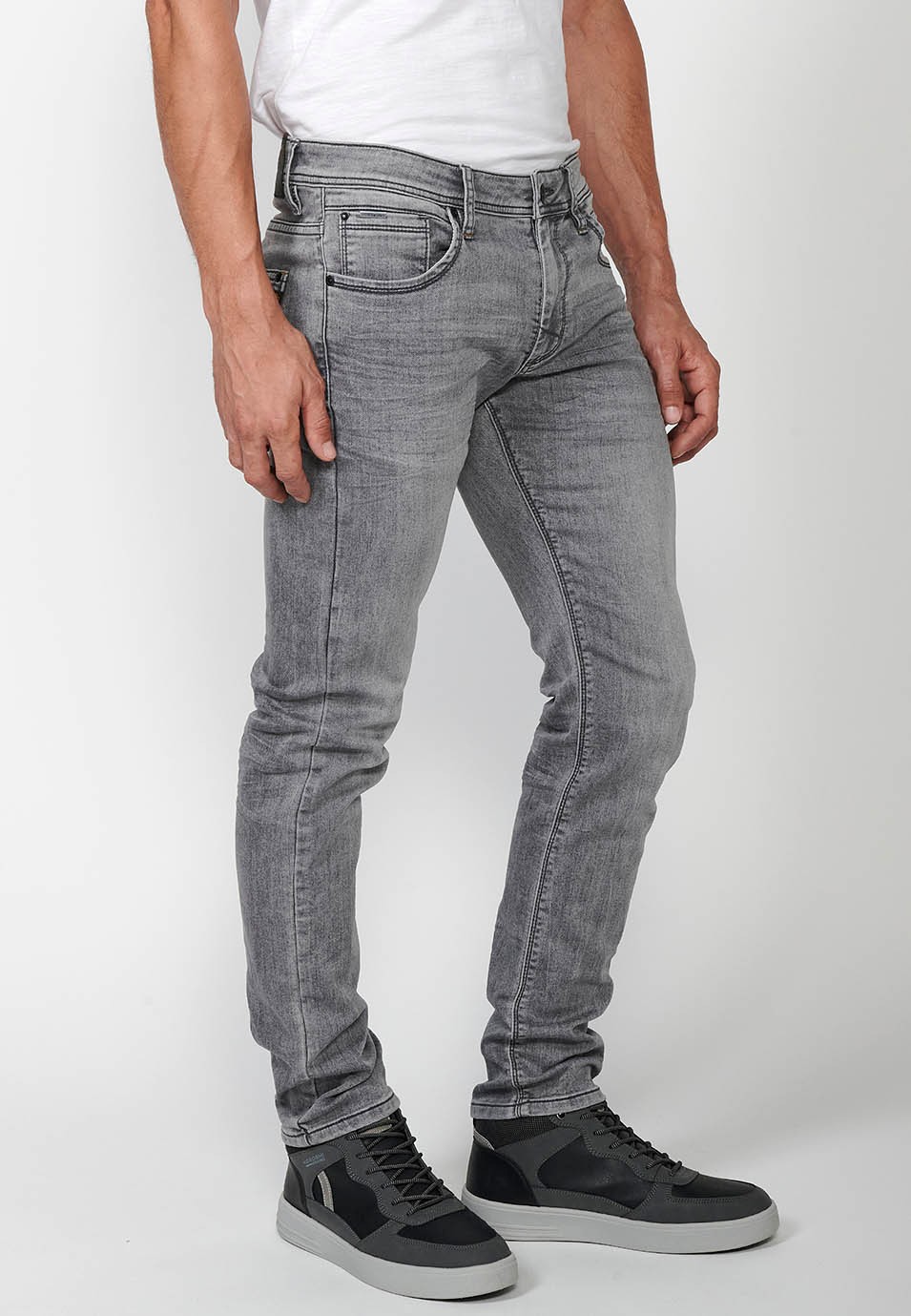 Pantalon long coupe slim avec cinq poches, une poche ticket et fermeture sur le devant avec fermeture éclair et bouton en Gris pour Homme