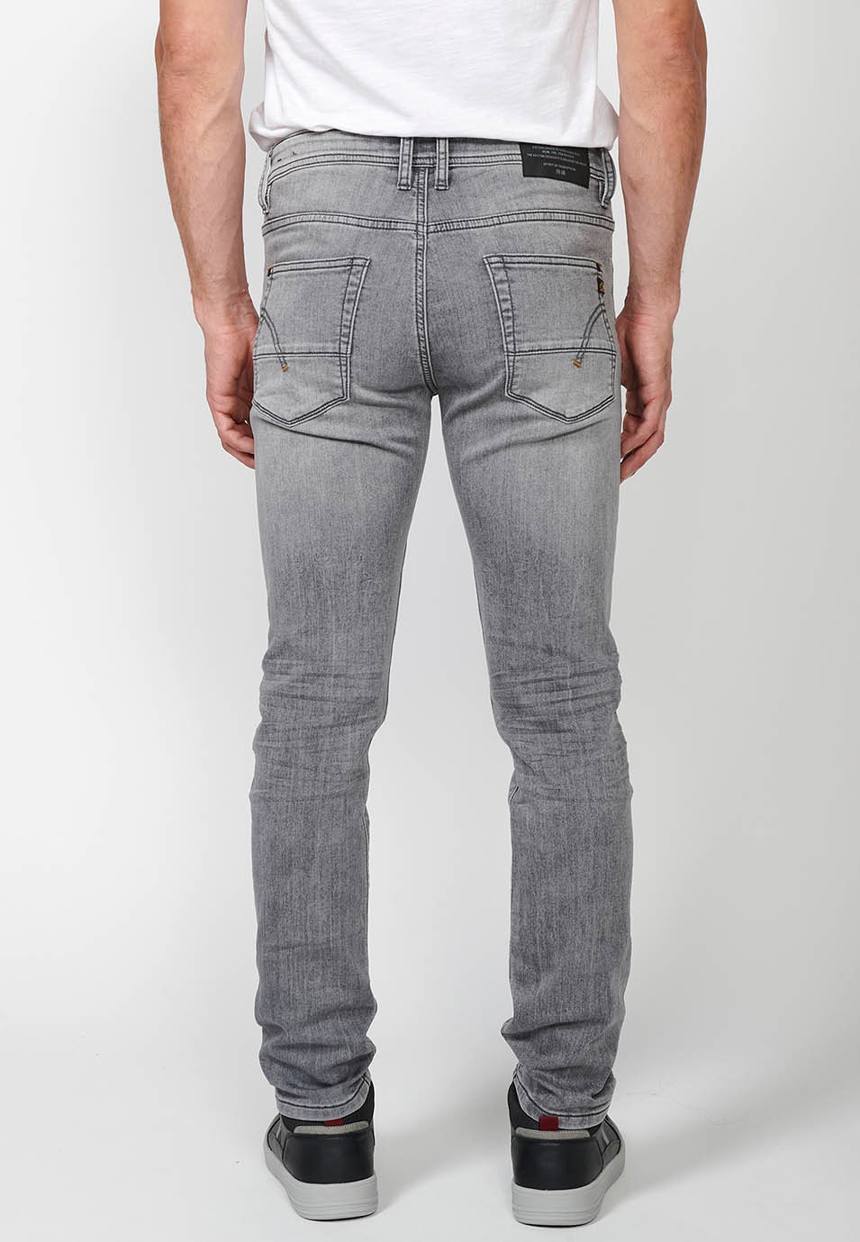 Pantalon long coupe slim avec cinq poches, une poche ticket et fermeture sur le devant avec fermeture éclair et bouton en Gris pour Homme