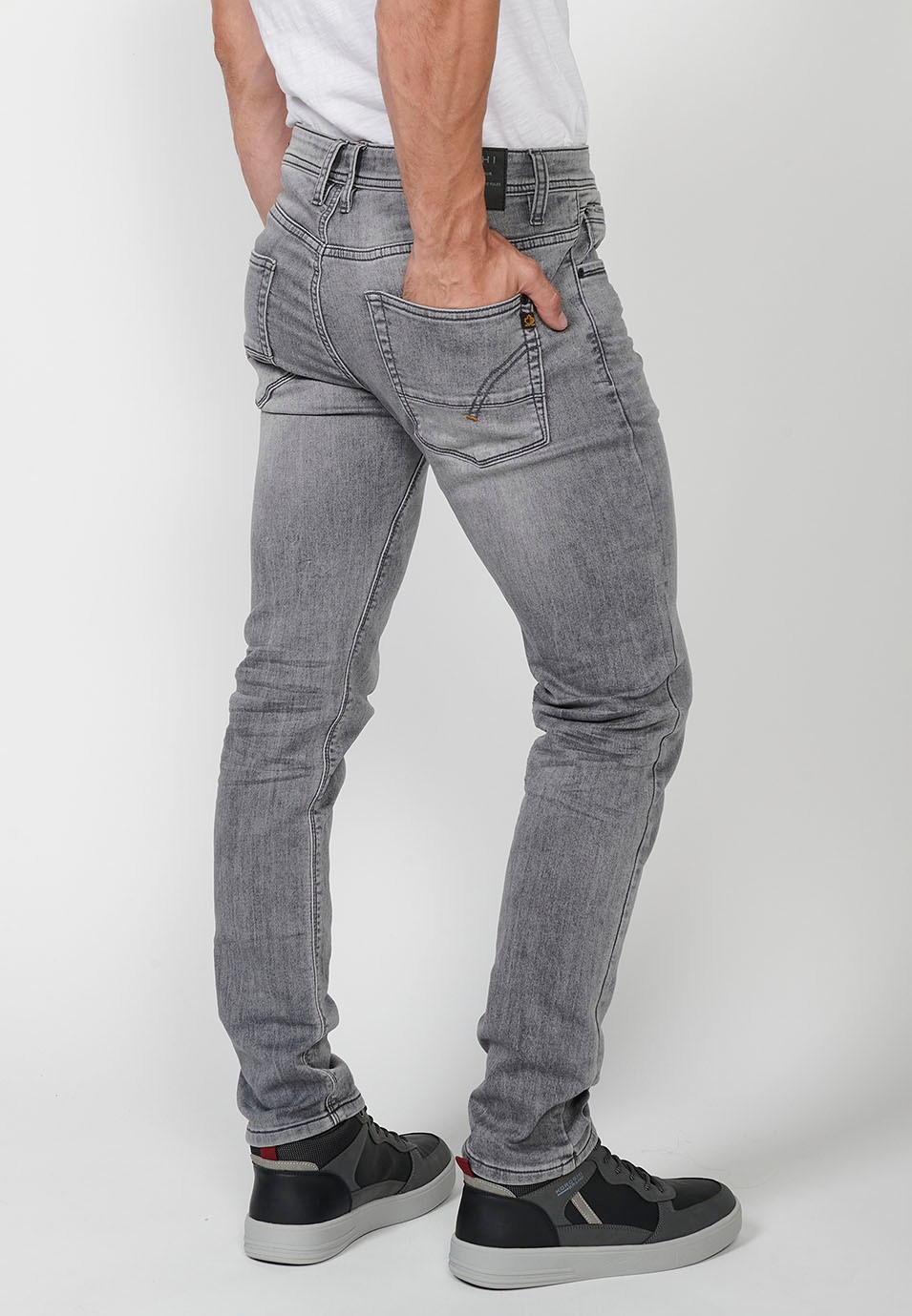 Pantalon long coupe slim avec cinq poches, une poche ticket et fermeture sur le devant avec fermeture éclair et bouton en Gris pour Homme