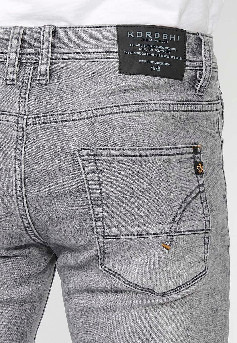 Pantalon long coupe slim avec cinq poches, une poche ticket et fermeture sur le devant avec fermeture éclair et bouton en Gris pour Homme