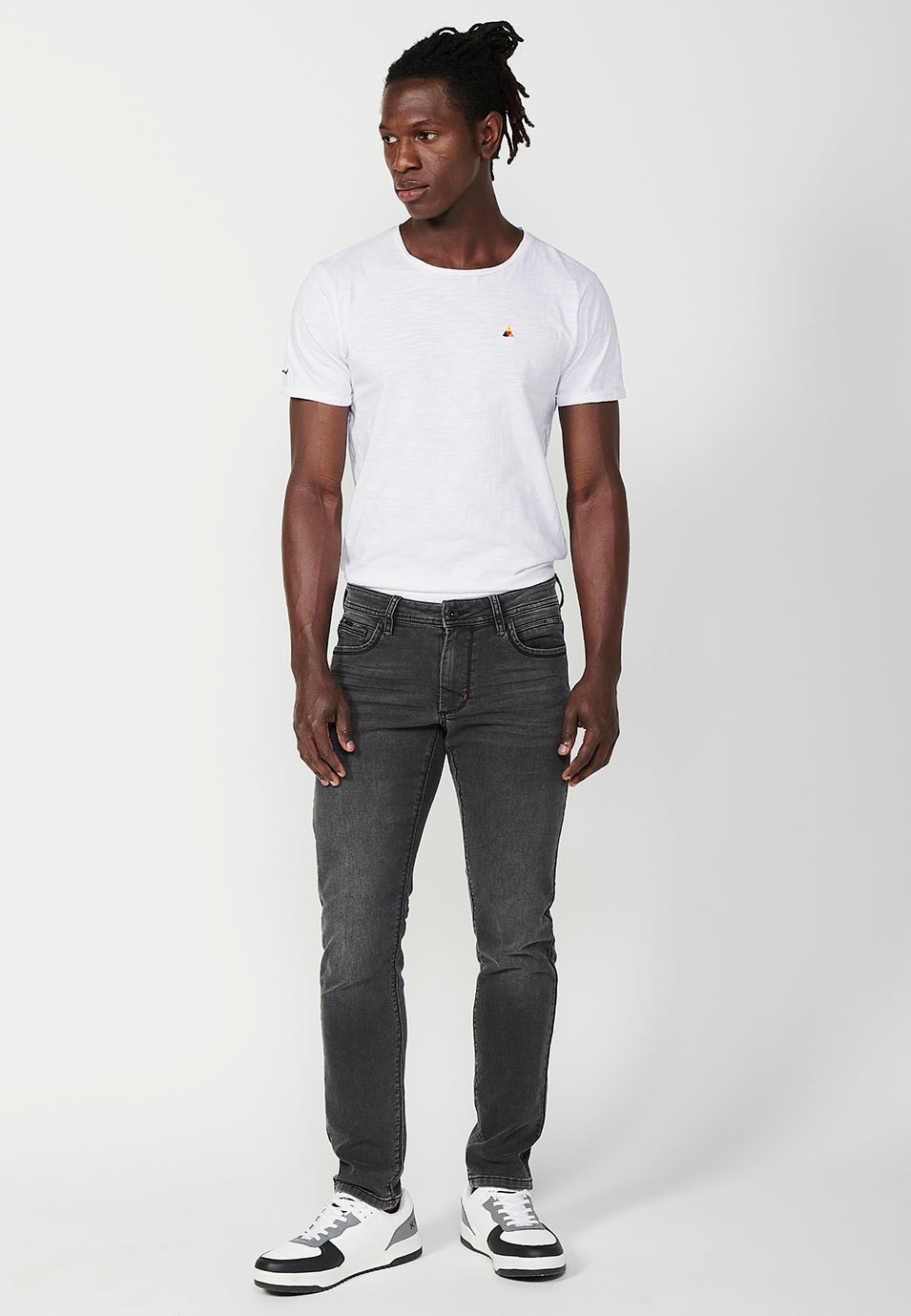 Pantalon long en denim coupe slim avec fermeture éclair sur le devant et fermeture boutonnée et avec poches noires pour homme