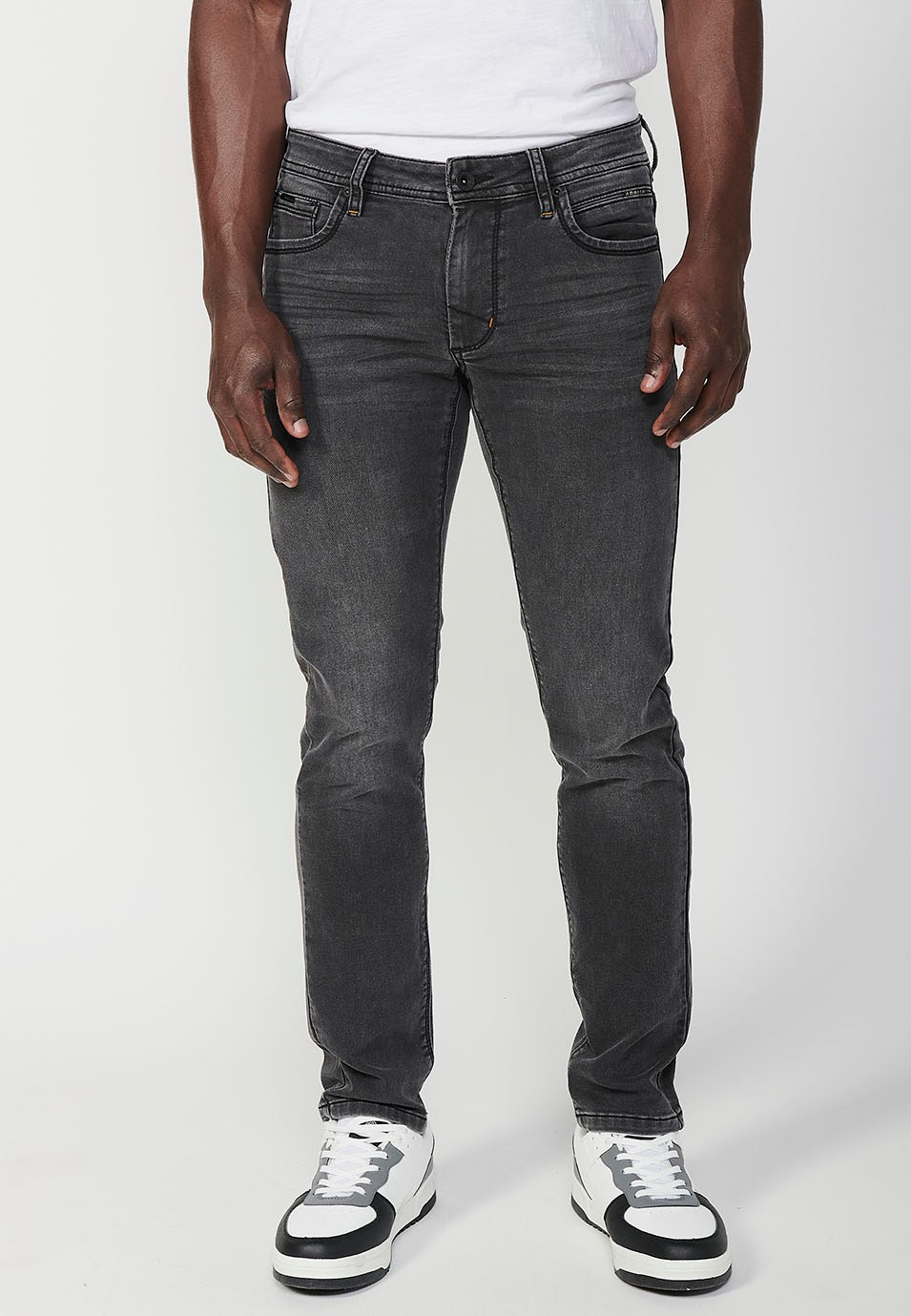 Pantalon long en denim coupe slim avec fermeture éclair sur le devant et fermeture boutonnée et avec poches noires pour homme