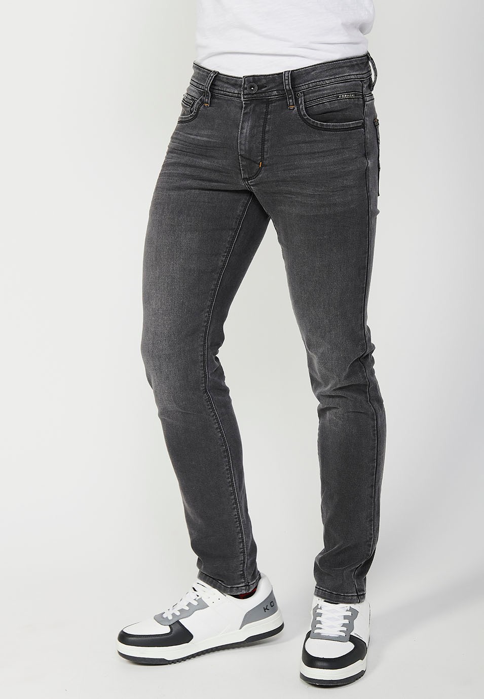 Pantalon long en denim coupe slim avec fermeture éclair sur le devant et fermeture boutonnée et avec poches noires pour homme