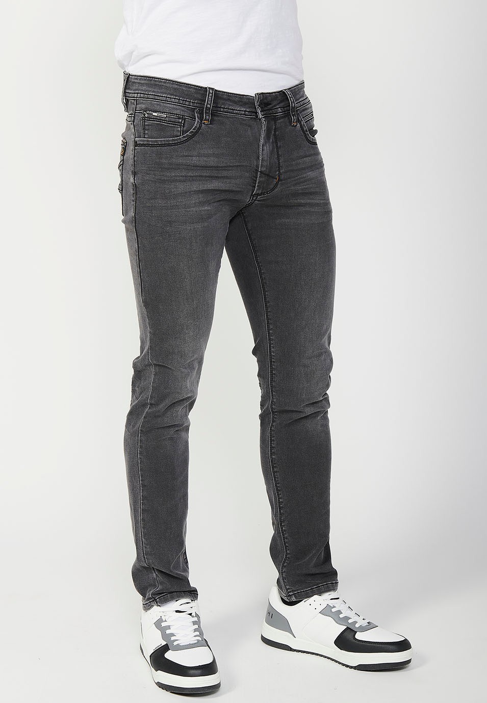 Pantalon long en denim coupe slim avec fermeture éclair sur le devant et fermeture boutonnée et avec poches noires pour homme