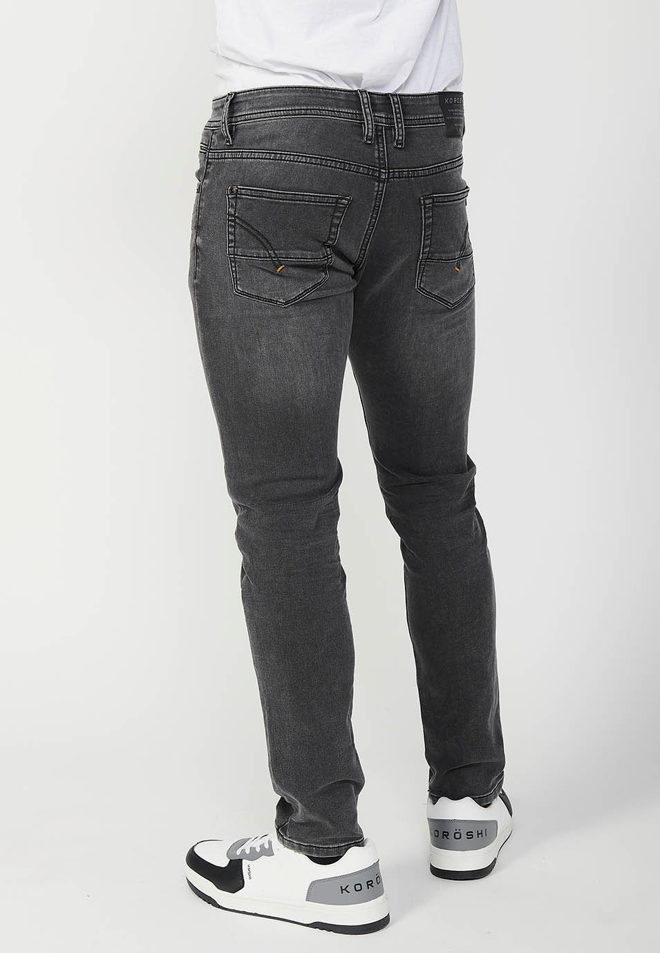 Pantalon long en denim coupe slim avec fermeture éclair sur le devant et fermeture boutonnée et avec poches noires pour homme