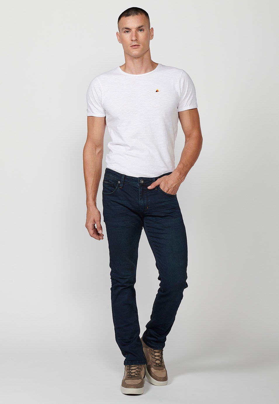 Pantalon long coupe slim avec poches et fermeture sur le devant avec fermeture éclair et bouton en bleu pour homme