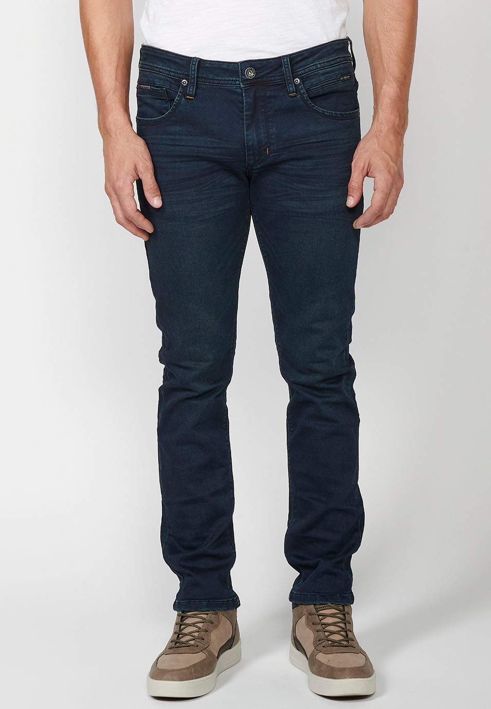 Pantalon long coupe slim avec poches et fermeture sur le devant avec fermeture éclair et bouton en bleu pour homme