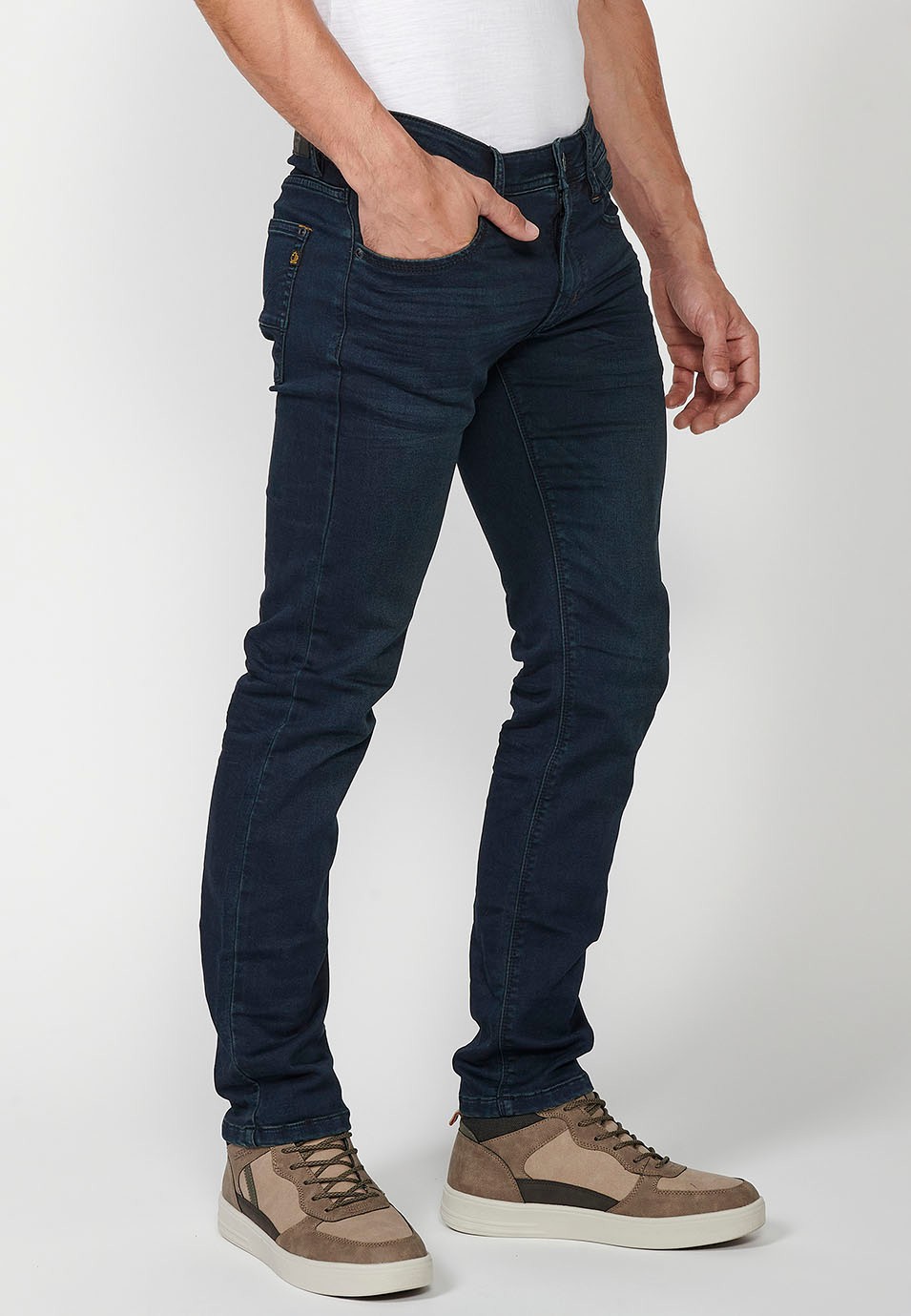 Pantalon long coupe slim avec poches et fermeture sur le devant avec fermeture éclair et bouton en bleu pour homme