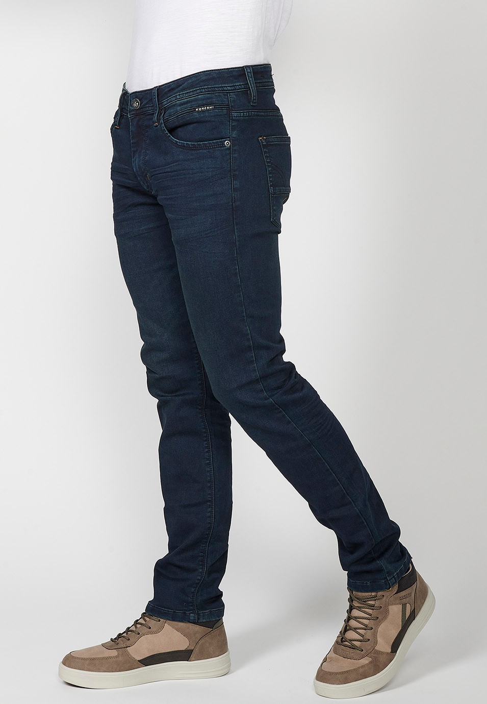 Pantalon long coupe slim avec poches et fermeture sur le devant avec fermeture éclair et bouton en bleu pour homme