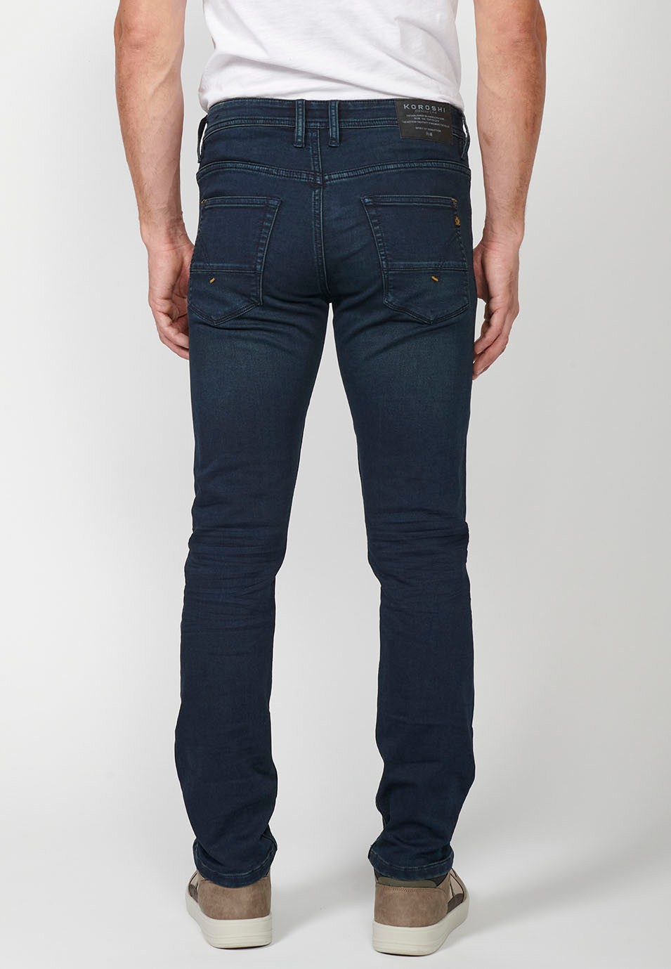 Pantalon long coupe slim avec poches et fermeture sur le devant avec fermeture éclair et bouton en bleu pour homme