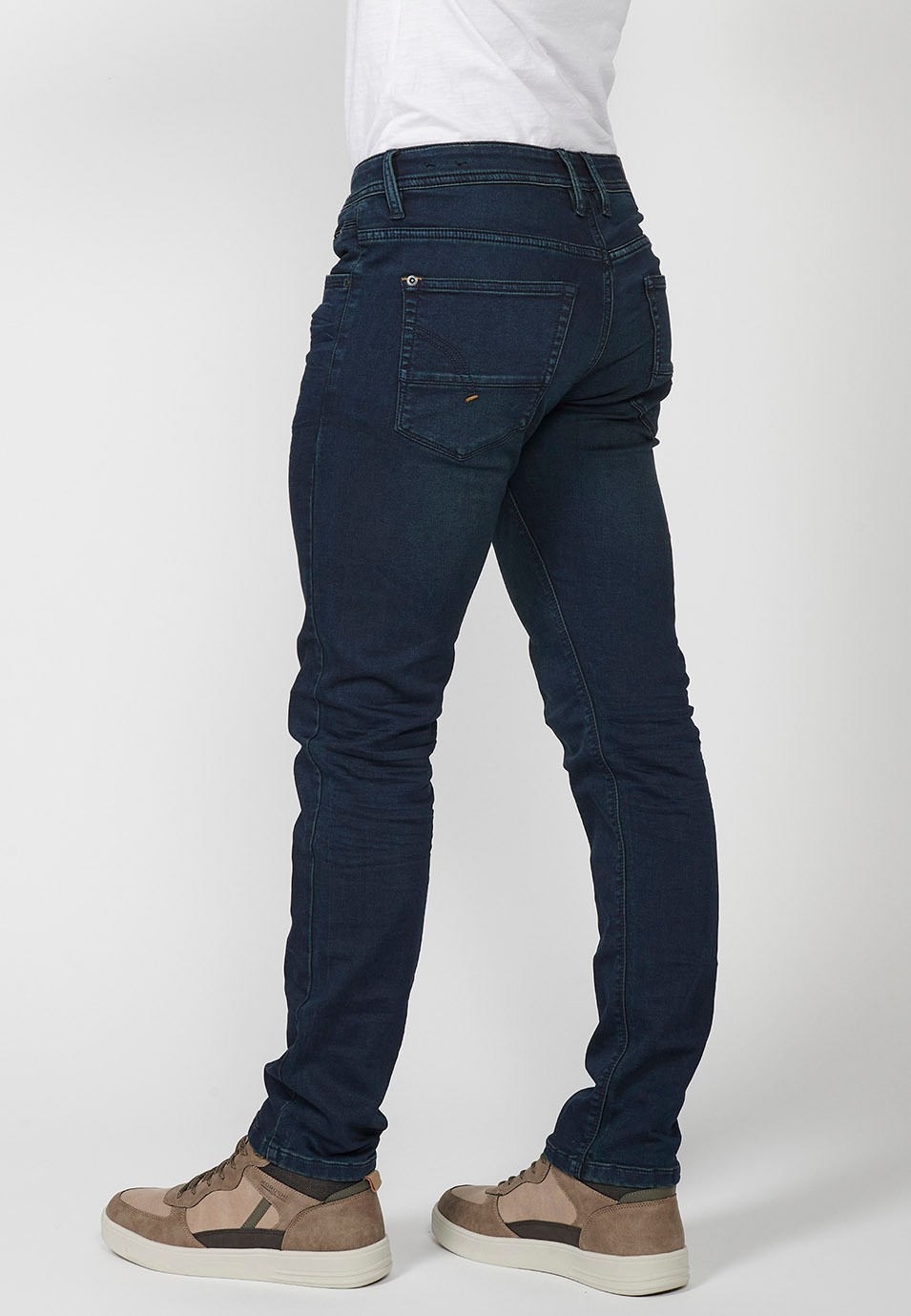 Pantalon long coupe slim avec poches et fermeture sur le devant avec fermeture éclair et bouton en bleu pour homme