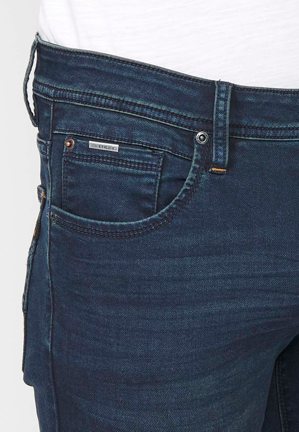 Pantalon long coupe slim avec poches et fermeture sur le devant avec fermeture éclair et bouton en bleu pour homme