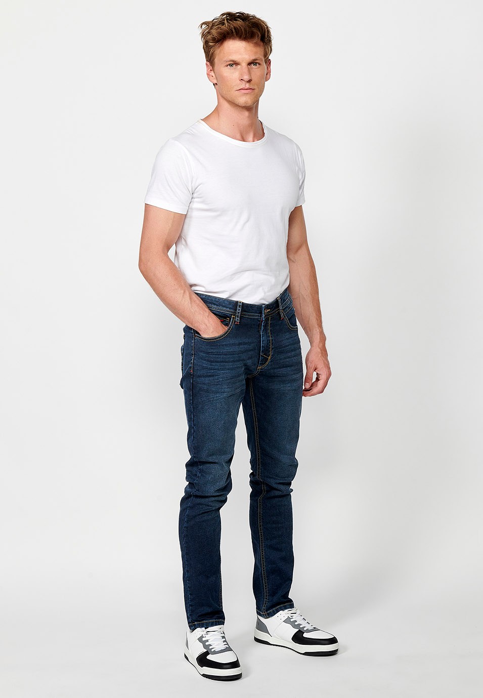 Pantalon long slim fit en jean avec fermeture zippée et boutonnée sur le devant en Bleu pour Homme