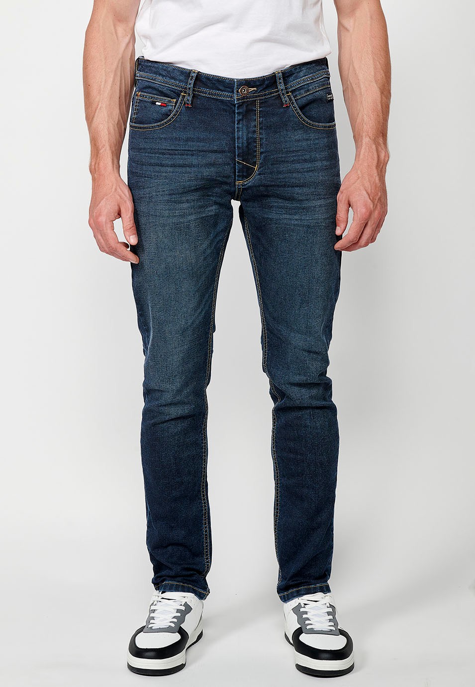 Pantalon long slim fit en jean avec fermeture zippée et boutonnée sur le devant en Bleu pour Homme