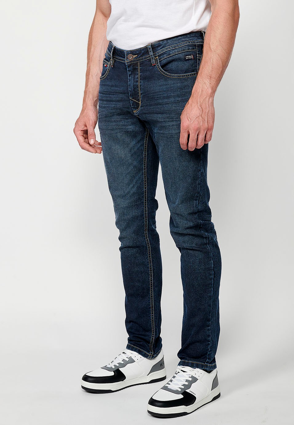 Pantalon long slim fit en jean avec fermeture zippée et boutonnée sur le devant en Bleu pour Homme