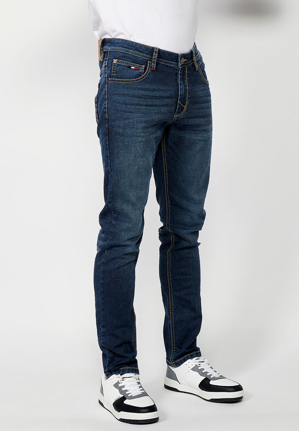 Pantalon long slim fit en jean avec fermeture zippée et boutonnée sur le devant en Bleu pour Homme