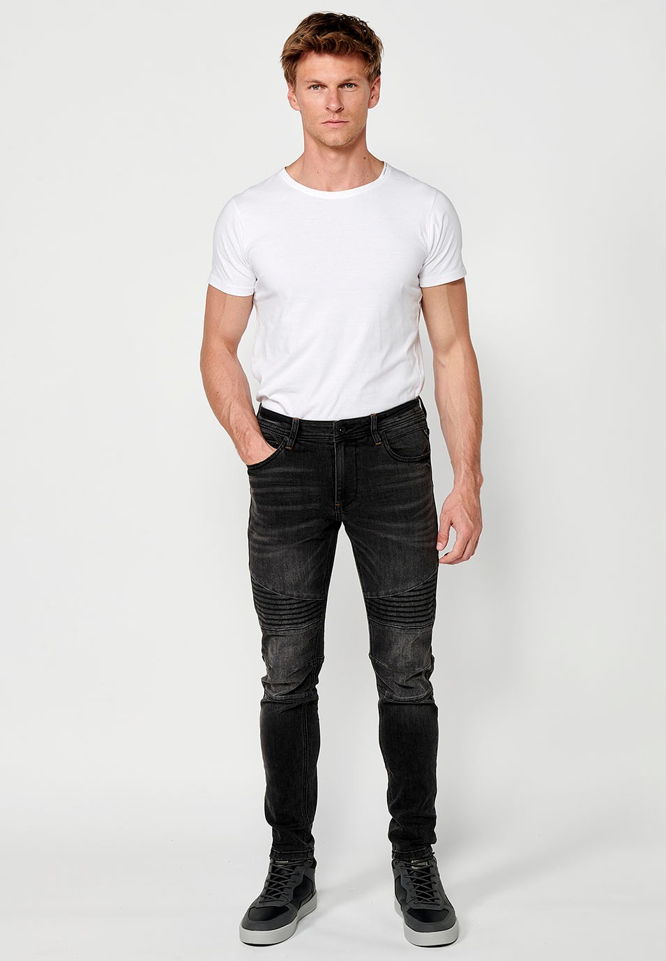 Pantalon long en denim style motard coupe skinny avec fermeture sur le devant avec fermeture éclair et bouton et détails sur les genoux en Noir pour Homme