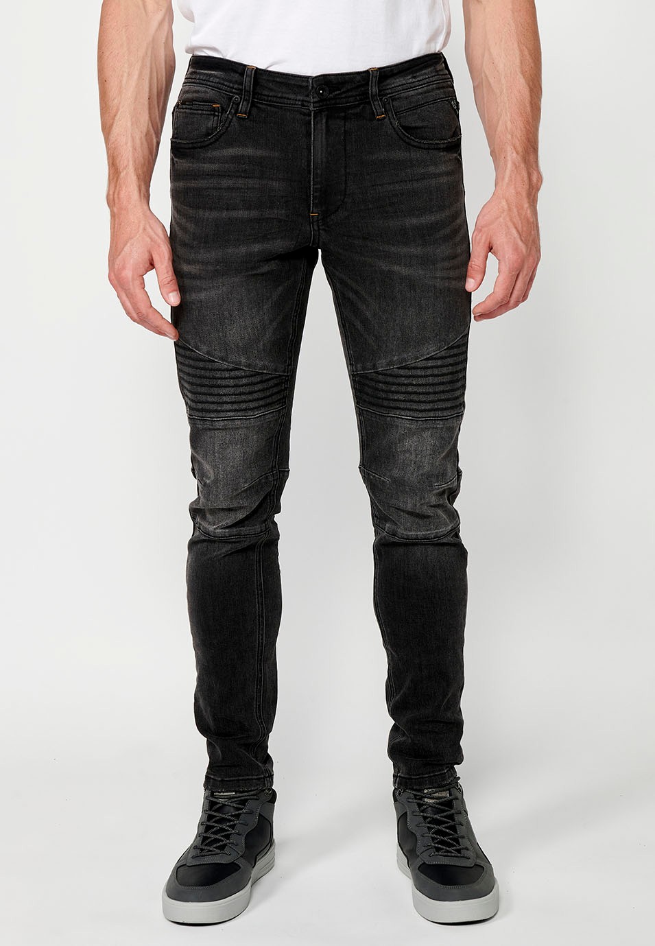 Pantalon long en denim style motard coupe skinny avec fermeture sur le devant avec fermeture éclair et bouton et détails sur les genoux en Noir pour Homme