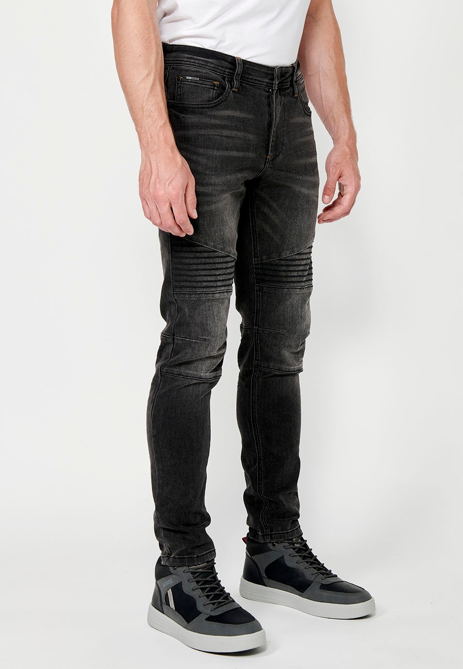 Pantalon long en denim style motard coupe skinny avec fermeture sur le devant avec fermeture éclair et bouton et détails sur les genoux en Noir pour Homme