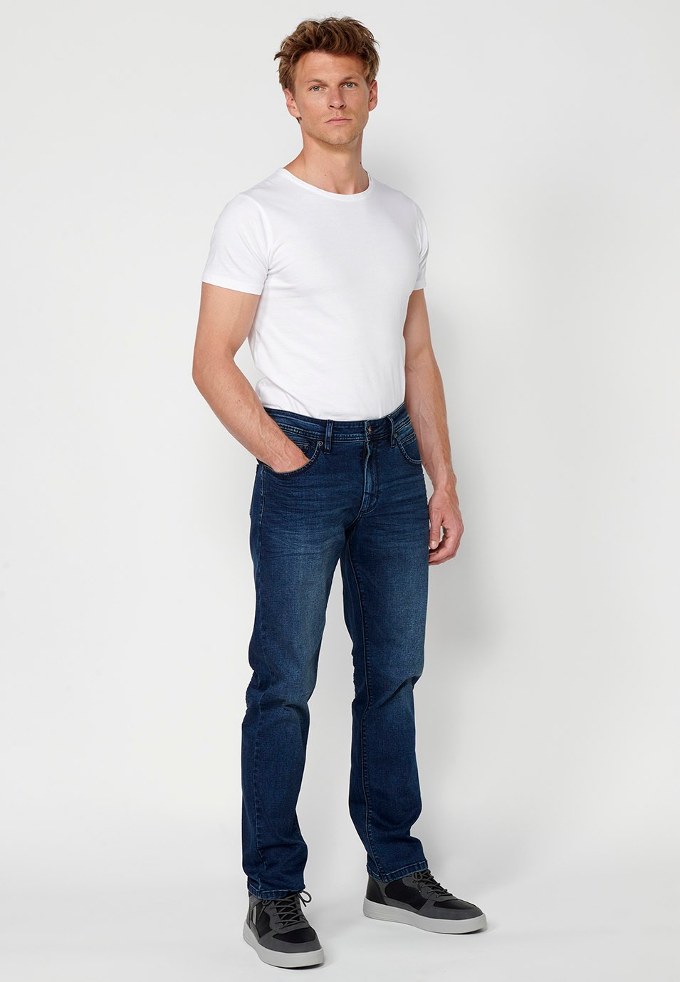 Pantalon long en denim droit coupe régulière avec fermeture éclair et bouton sur le devant et cinq poches, une poche bleue pour homme