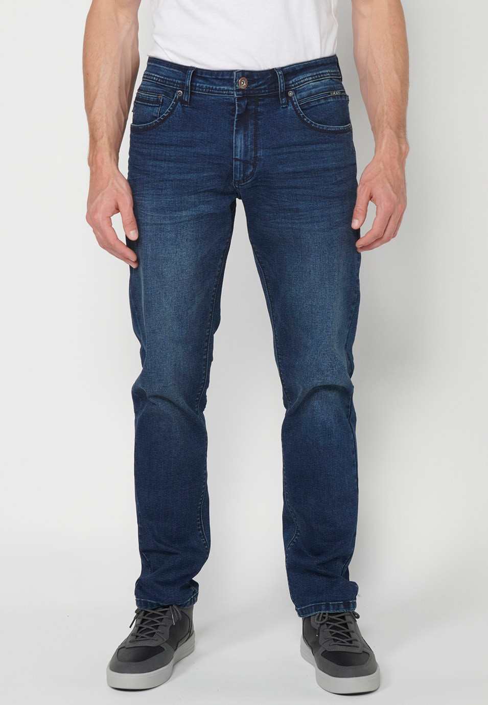 Pantalon long en denim droit coupe régulière avec fermeture éclair et bouton sur le devant et cinq poches, une poche bleue pour homme