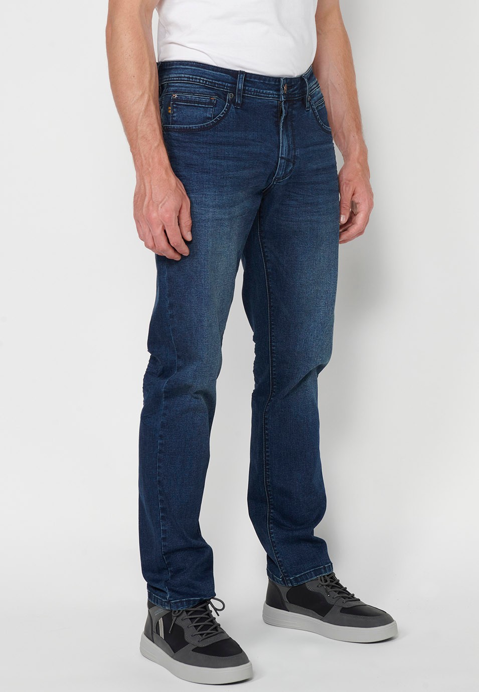 Pantalon long en denim droit coupe régulière avec fermeture éclair et bouton sur le devant et cinq poches, une poche bleue pour homme