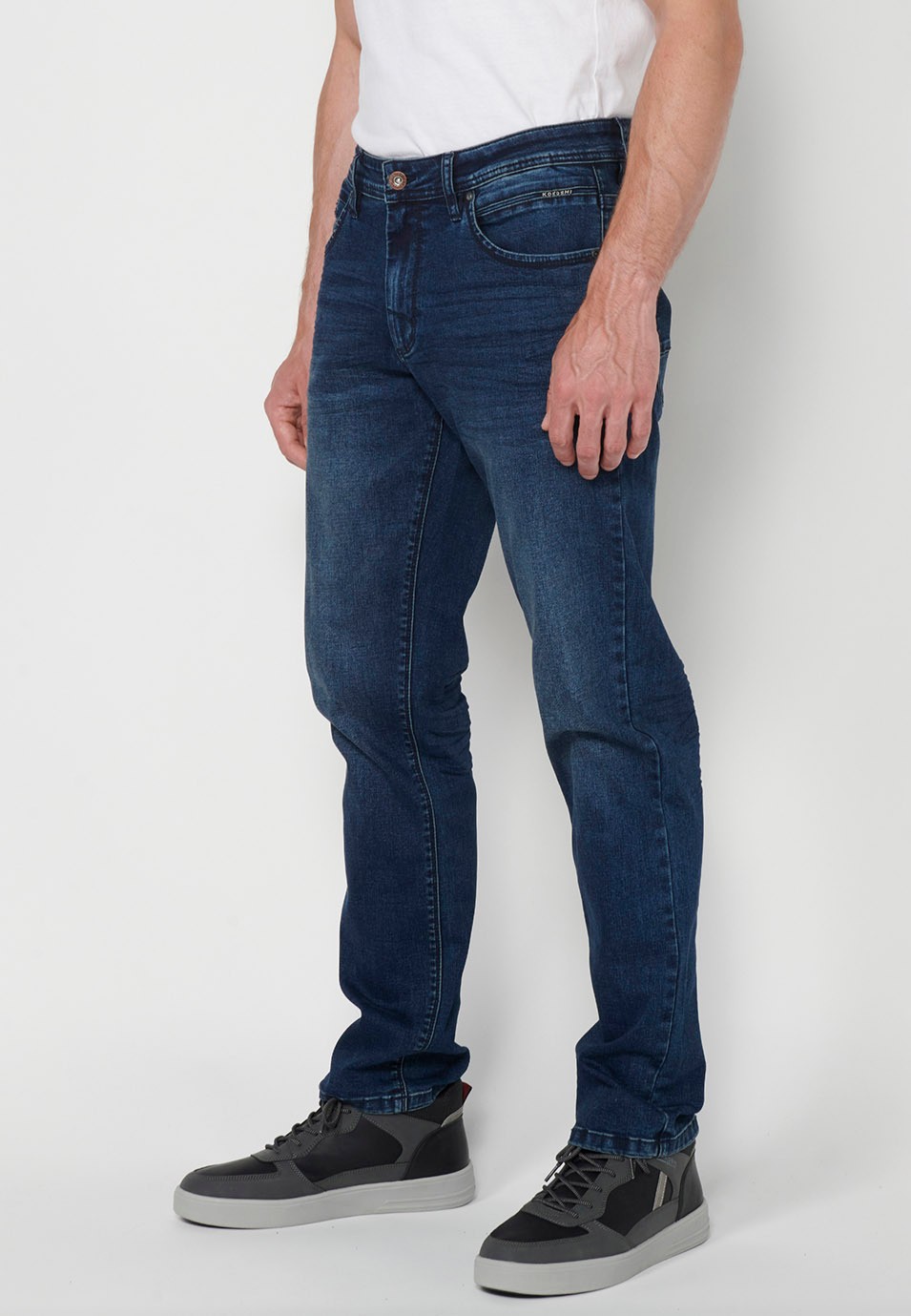 Pantalon long en denim droit coupe régulière avec fermeture éclair et bouton sur le devant et cinq poches, une poche bleue pour homme