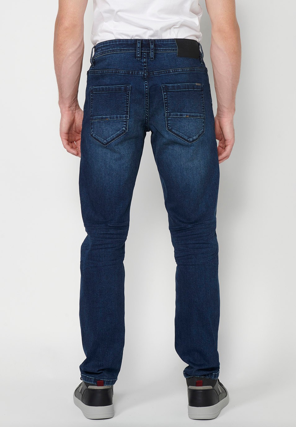 Pantalon long en denim droit coupe régulière avec fermeture éclair et bouton sur le devant et cinq poches, une poche bleue pour homme