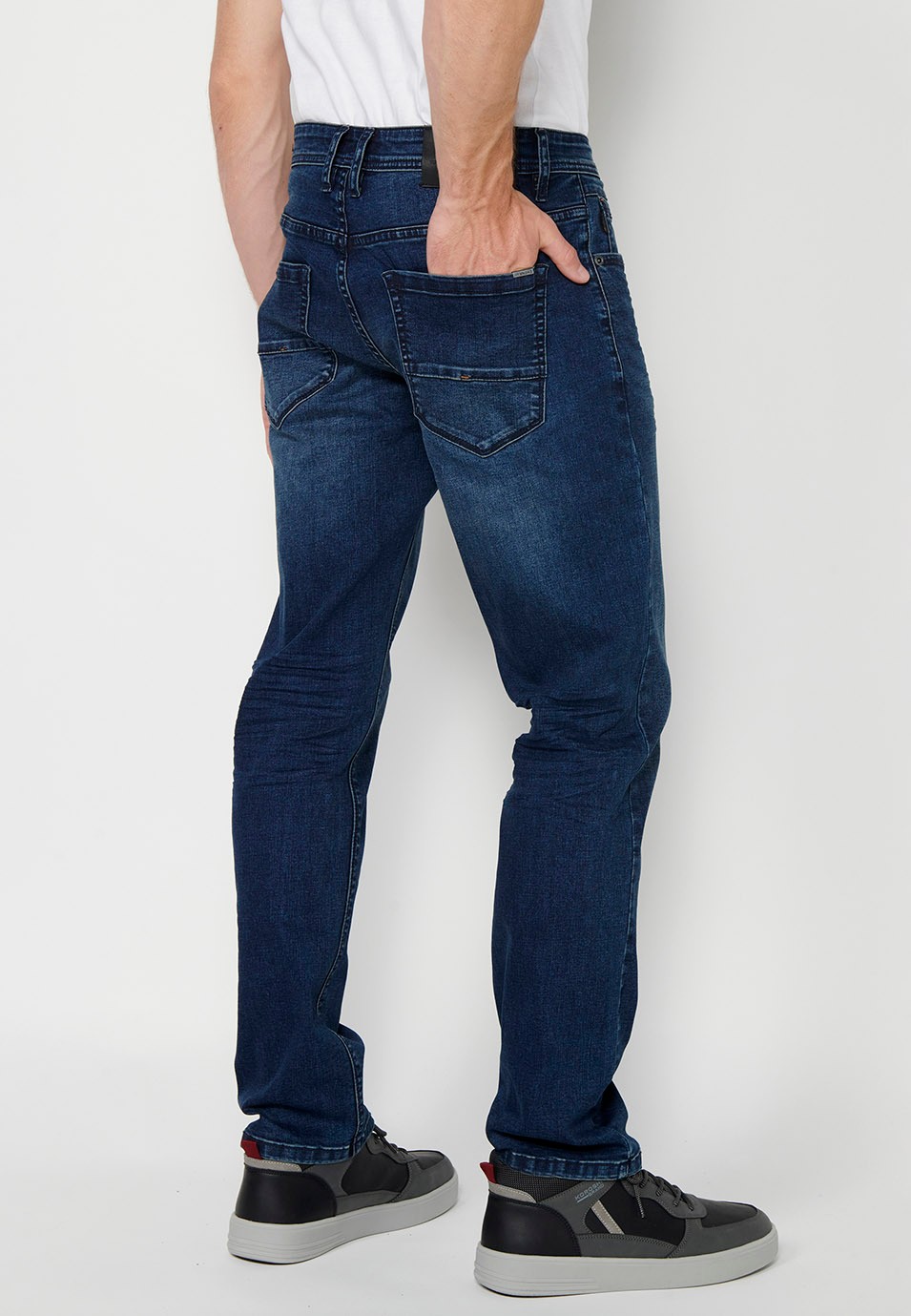 Pantalon long en denim droit coupe régulière avec fermeture éclair et bouton sur le devant et cinq poches, une poche bleue pour homme