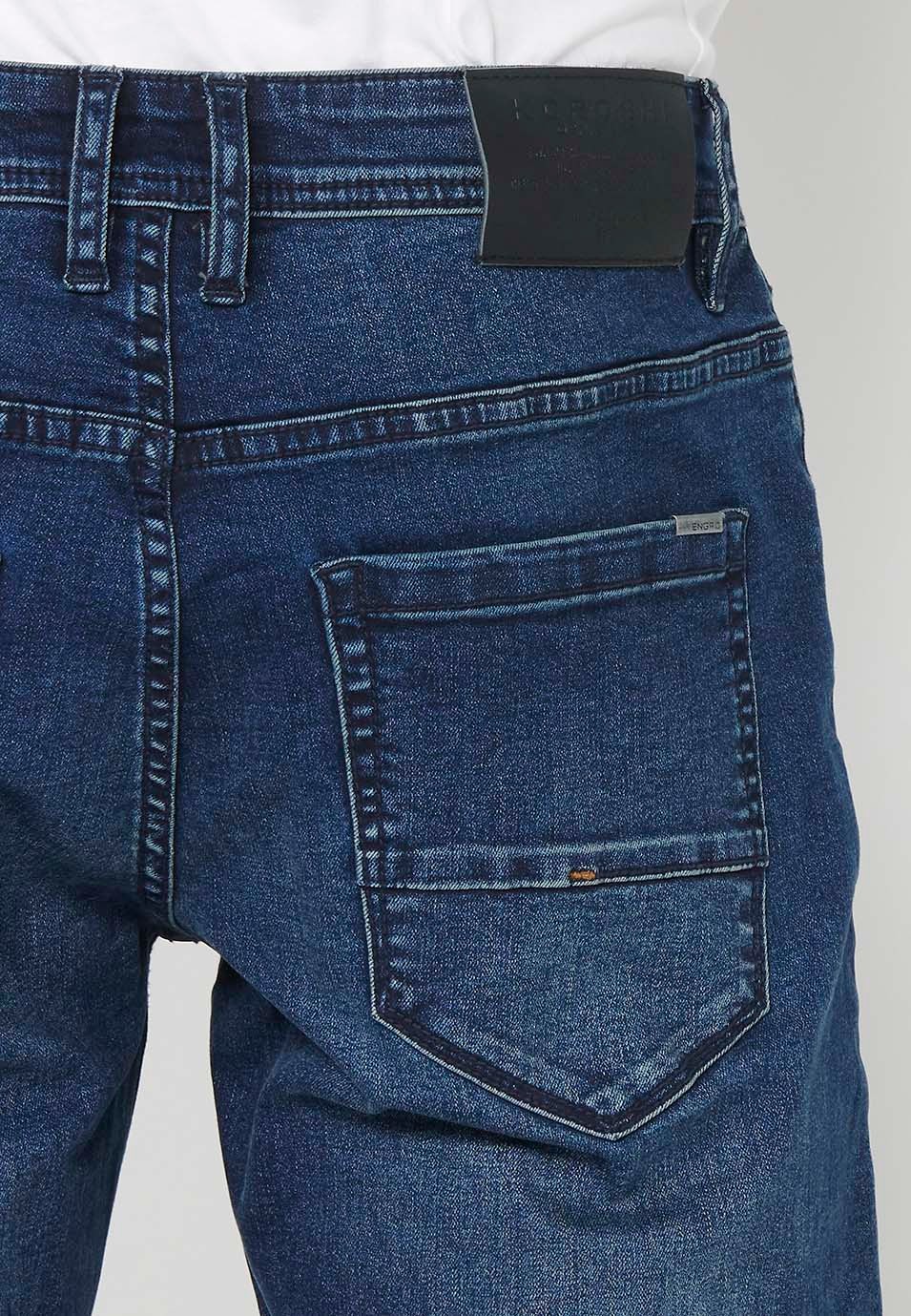 Pantalon long en denim droit coupe régulière avec fermeture éclair et bouton sur le devant et cinq poches, une poche bleue pour homme