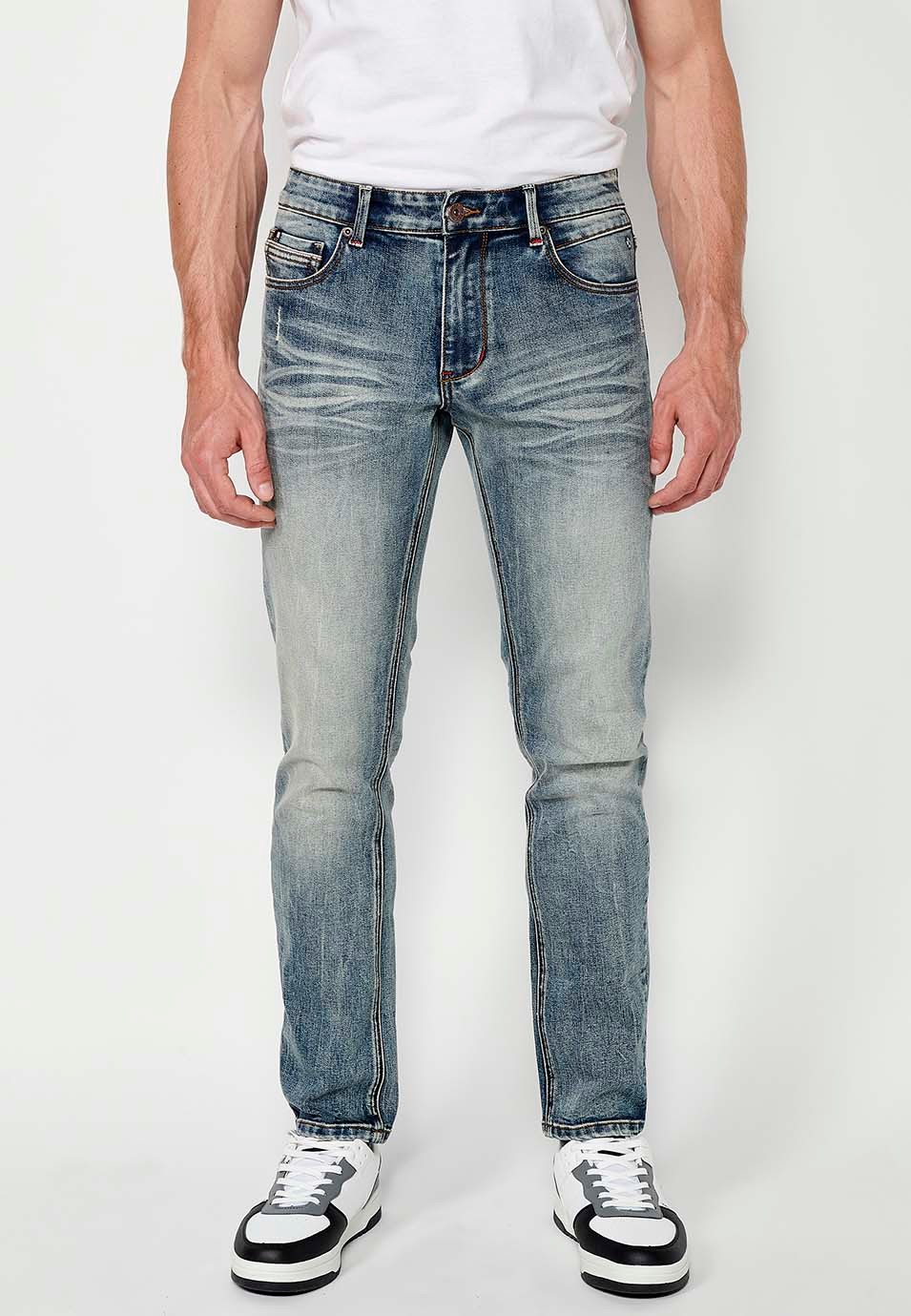 Pantalon long droit en denim coupe classique avec cinq poches, une poche ticket et fermeture avant avec fermeture éclair et bouton en Bleu pour Homme