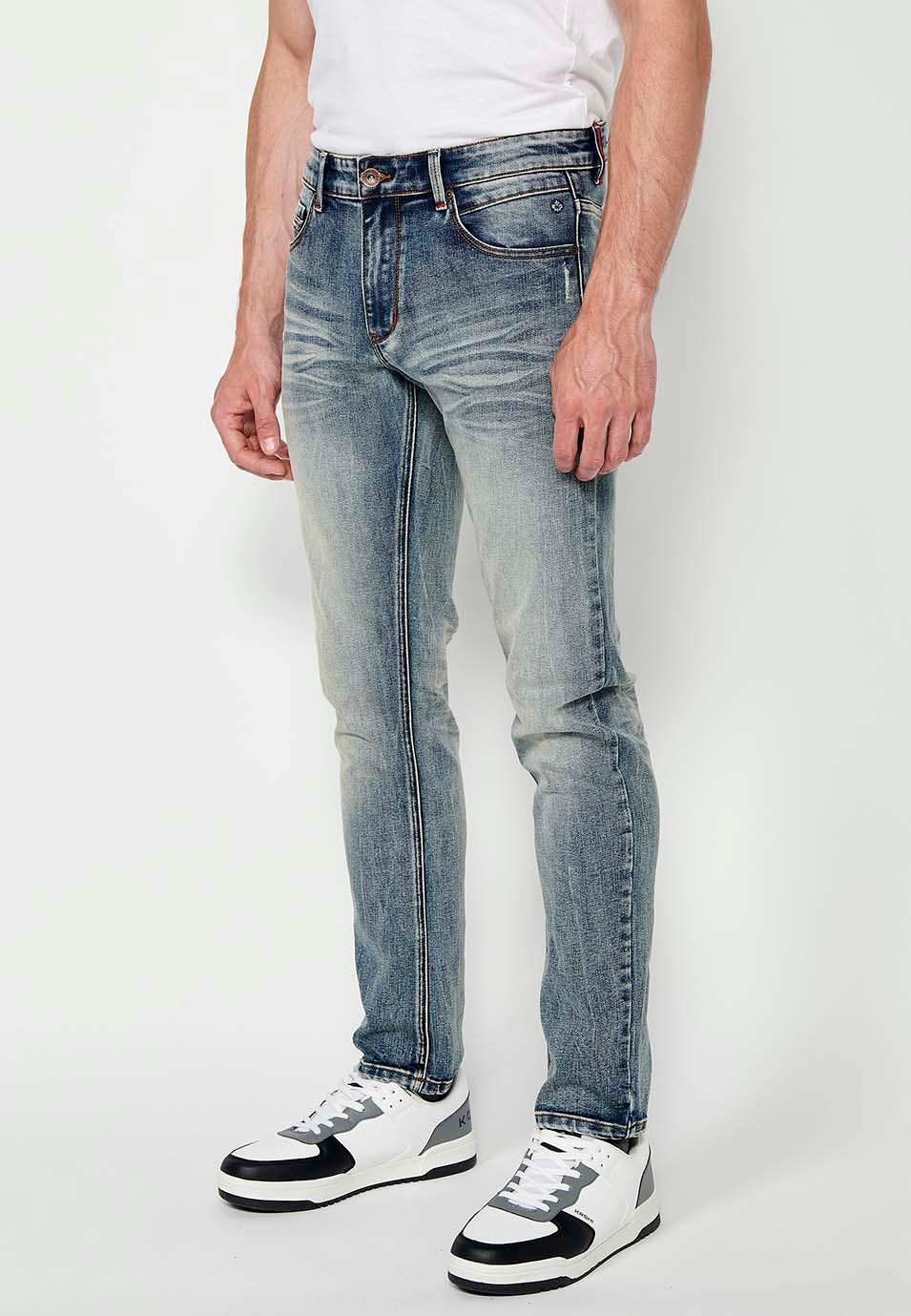 Pantalon long droit en denim coupe classique avec cinq poches, une poche ticket et fermeture avant avec fermeture éclair et bouton en Bleu pour Homme