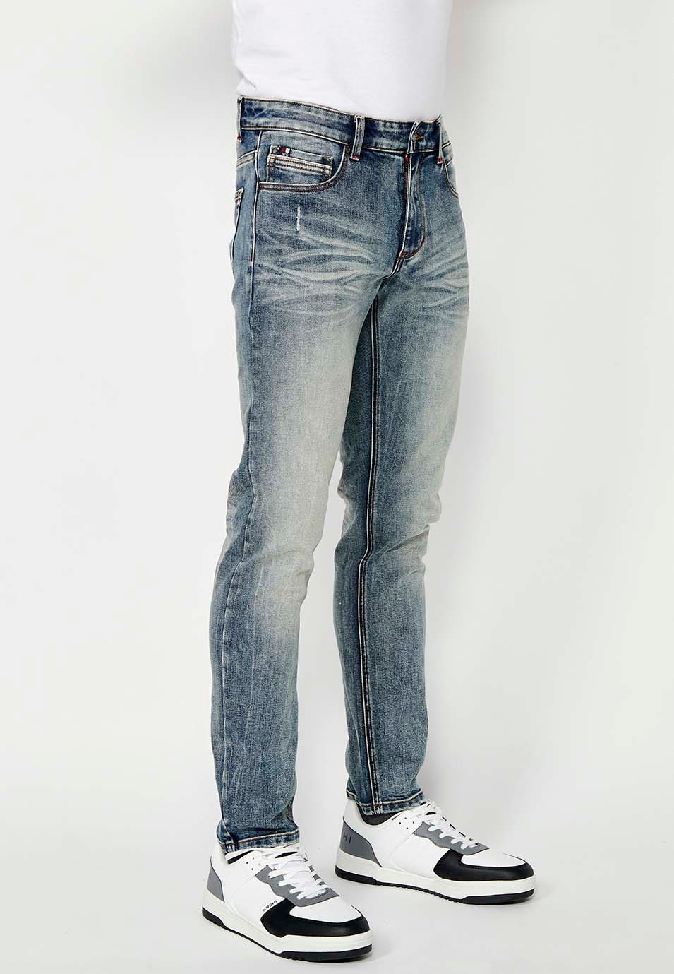 Pantalon long droit en denim coupe classique avec cinq poches, une poche ticket et fermeture avant avec fermeture éclair et bouton en Bleu pour Homme