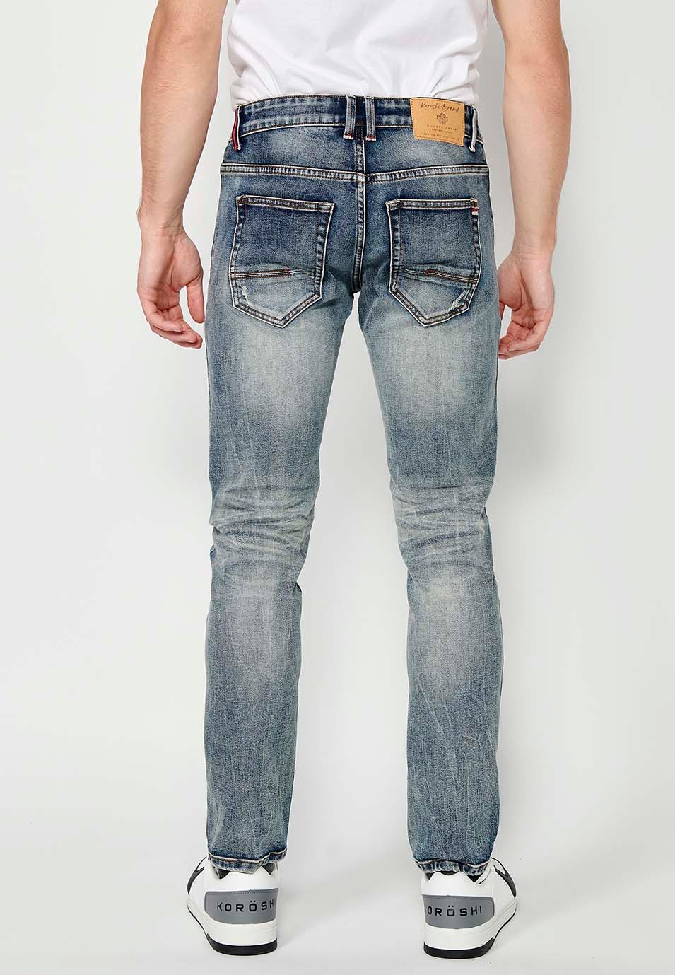 Pantalon long droit en denim coupe classique avec cinq poches, une poche ticket et fermeture avant avec fermeture éclair et bouton en Bleu pour Homme