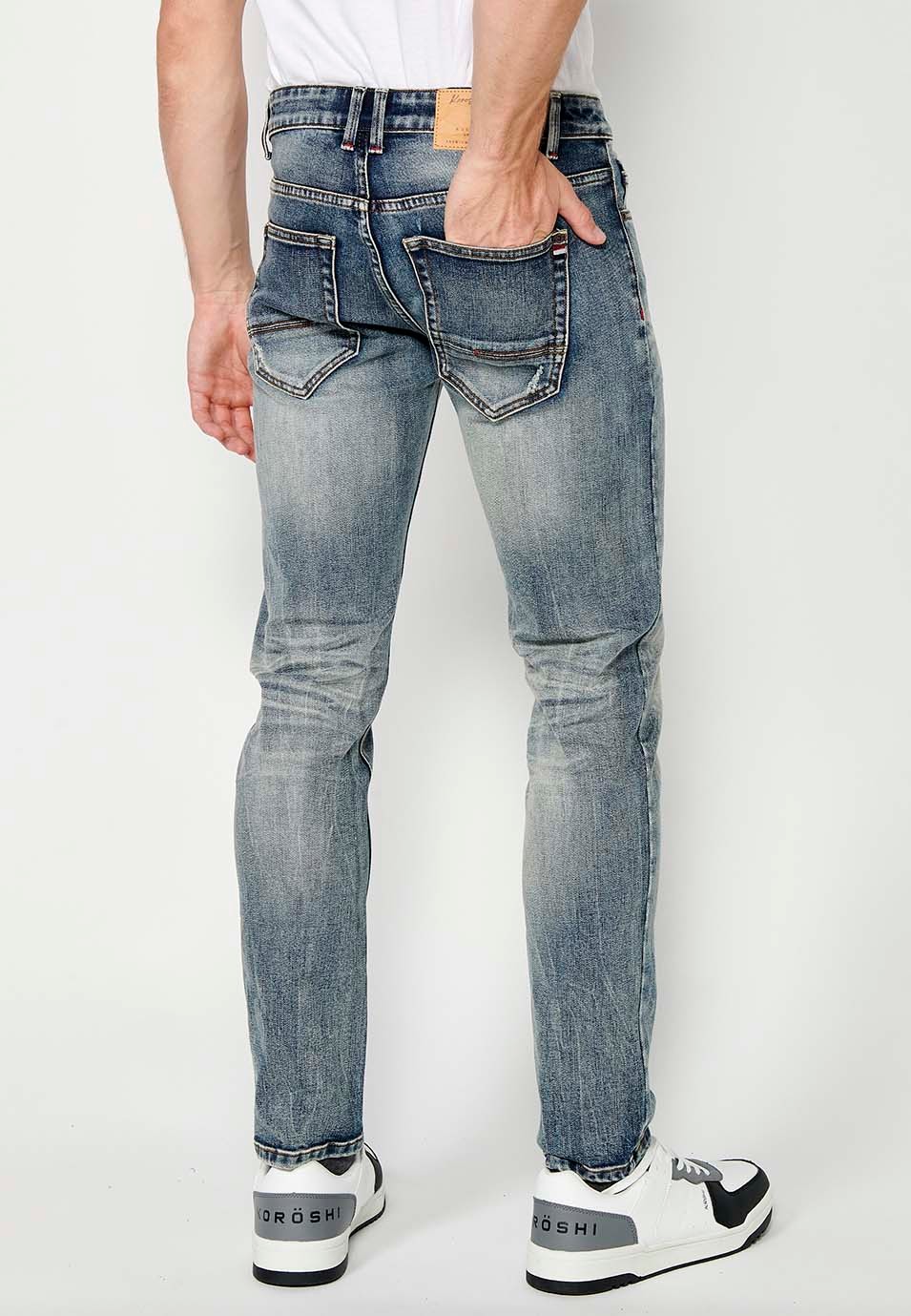 Pantalon long droit en denim coupe classique avec cinq poches, une poche ticket et fermeture avant avec fermeture éclair et bouton en Bleu pour Homme