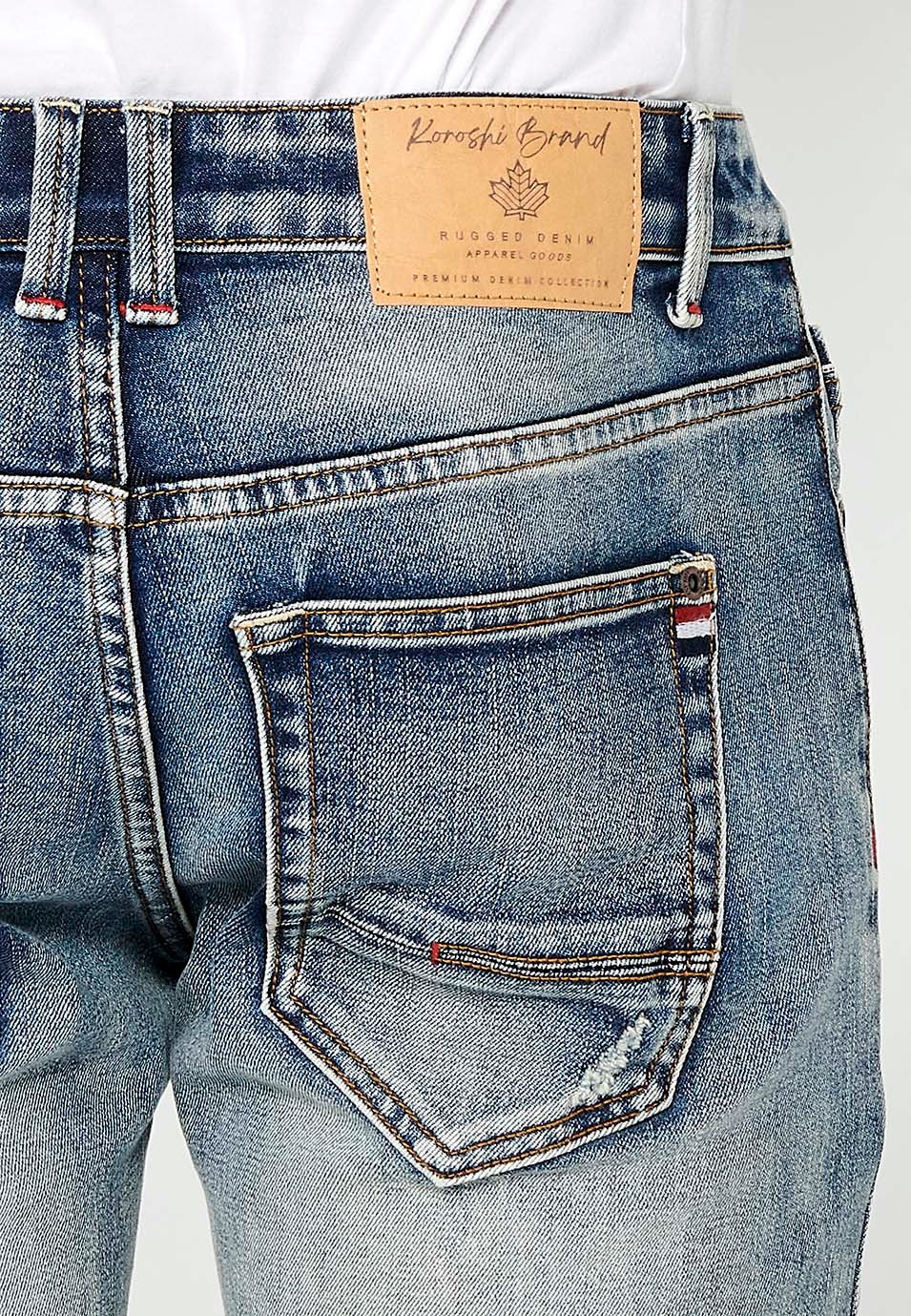 Pantalon long droit en denim coupe classique avec cinq poches, une poche ticket et fermeture avant avec fermeture éclair et bouton en Bleu pour Homme