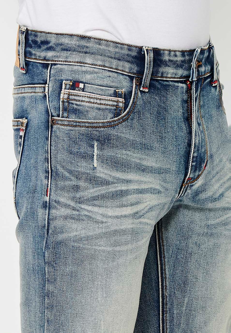 Pantalon long droit en denim coupe classique avec cinq poches, une poche ticket et fermeture avant avec fermeture éclair et bouton en Bleu pour Homme