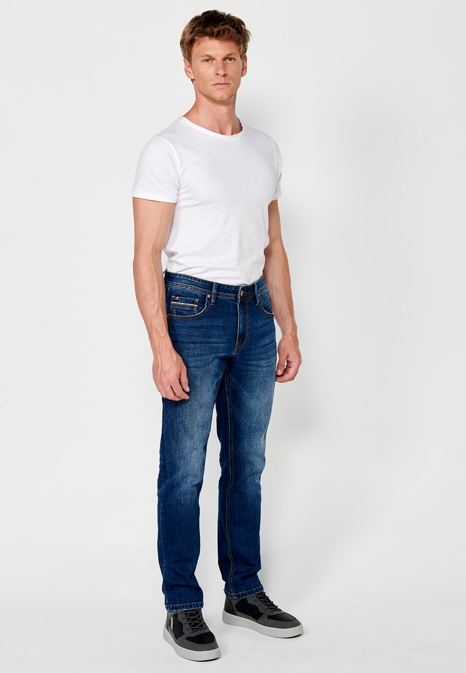 Pantalon long droit coupe classique avec fermeture éclair sur le devant et fermeture boutonnée en Bleu pour Homme