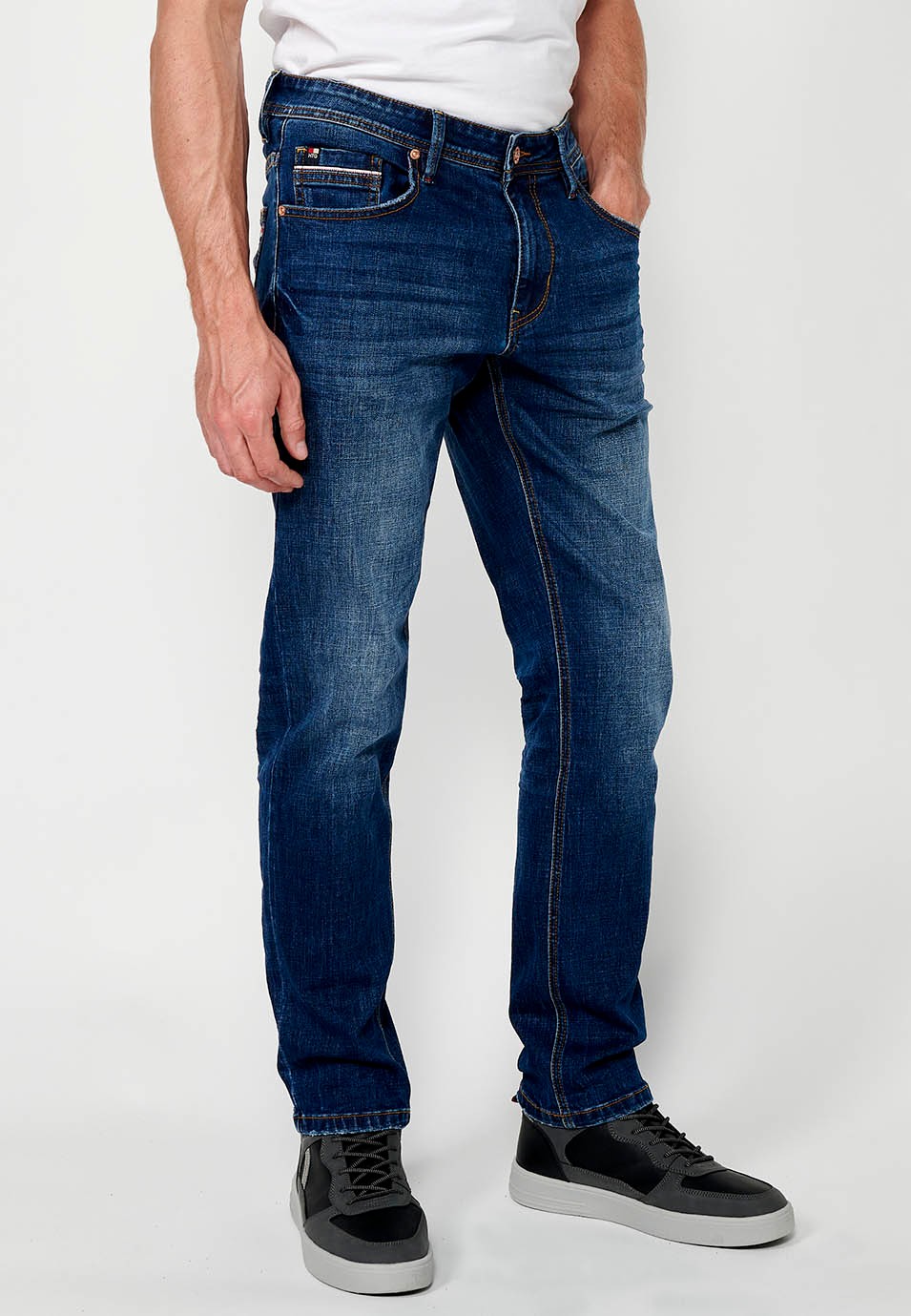 Pantalon long droit coupe classique avec fermeture éclair sur le devant et fermeture boutonnée en Bleu pour Homme