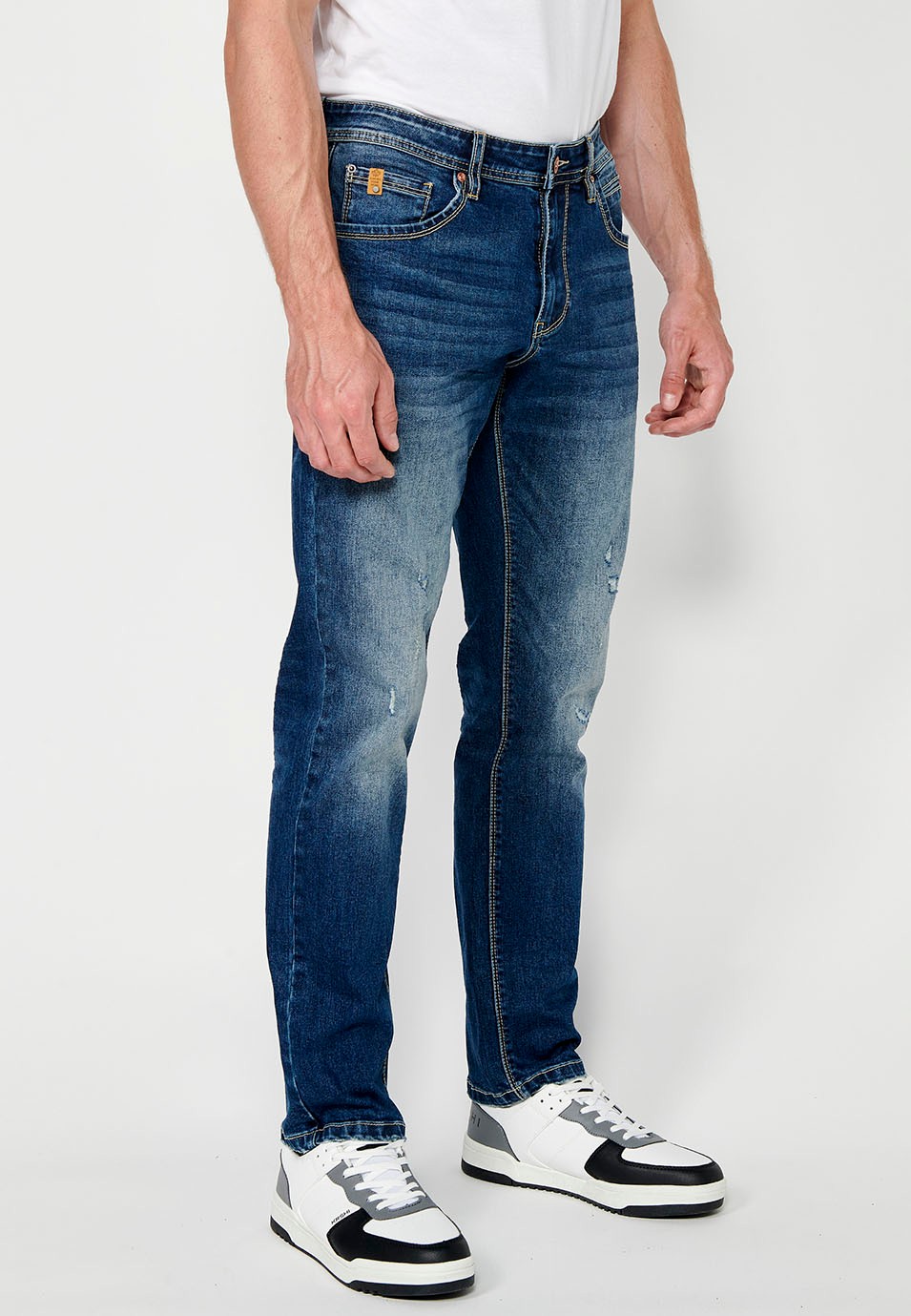 Pantalon long droit coupe classique avec fermeture éclair sur le devant et fermeture boutonnée en Bleu pour Homme